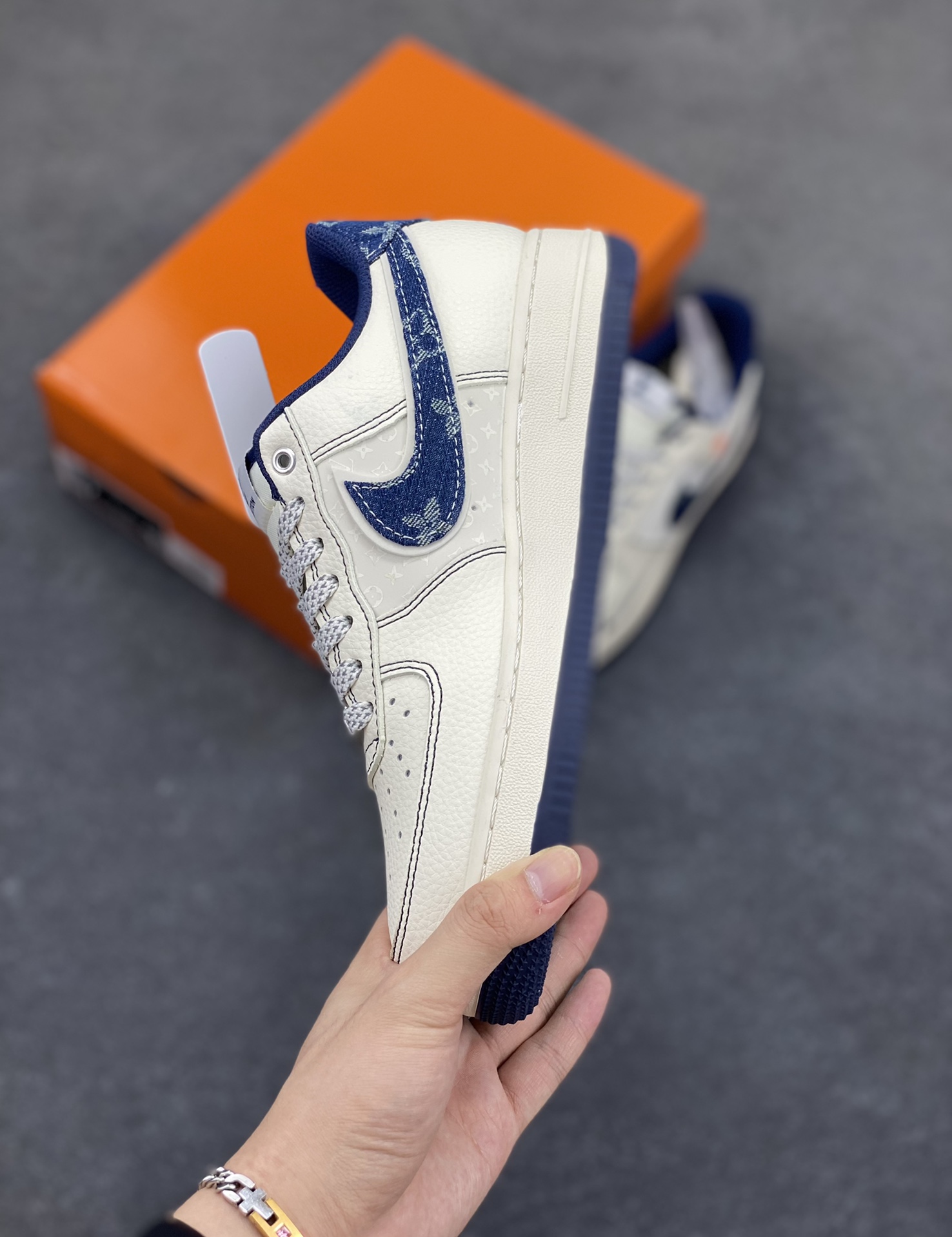 图片[3]-NIke Air Force 1 \’07 Low “LV联名——黑线蓝牛仔”空军一号 低帮 运动鞋 休闲鞋 折边针车 工艺难度大 原楦头原纸板 原装鞋盒 定制五金配件 内置全掌气垫 原厂鞋底 货号：YX5066-345 尺码：36 36.5 37.5 38 38.5 39 40 40.5 41 42 42.5 43 44 44.5 45-选品中心