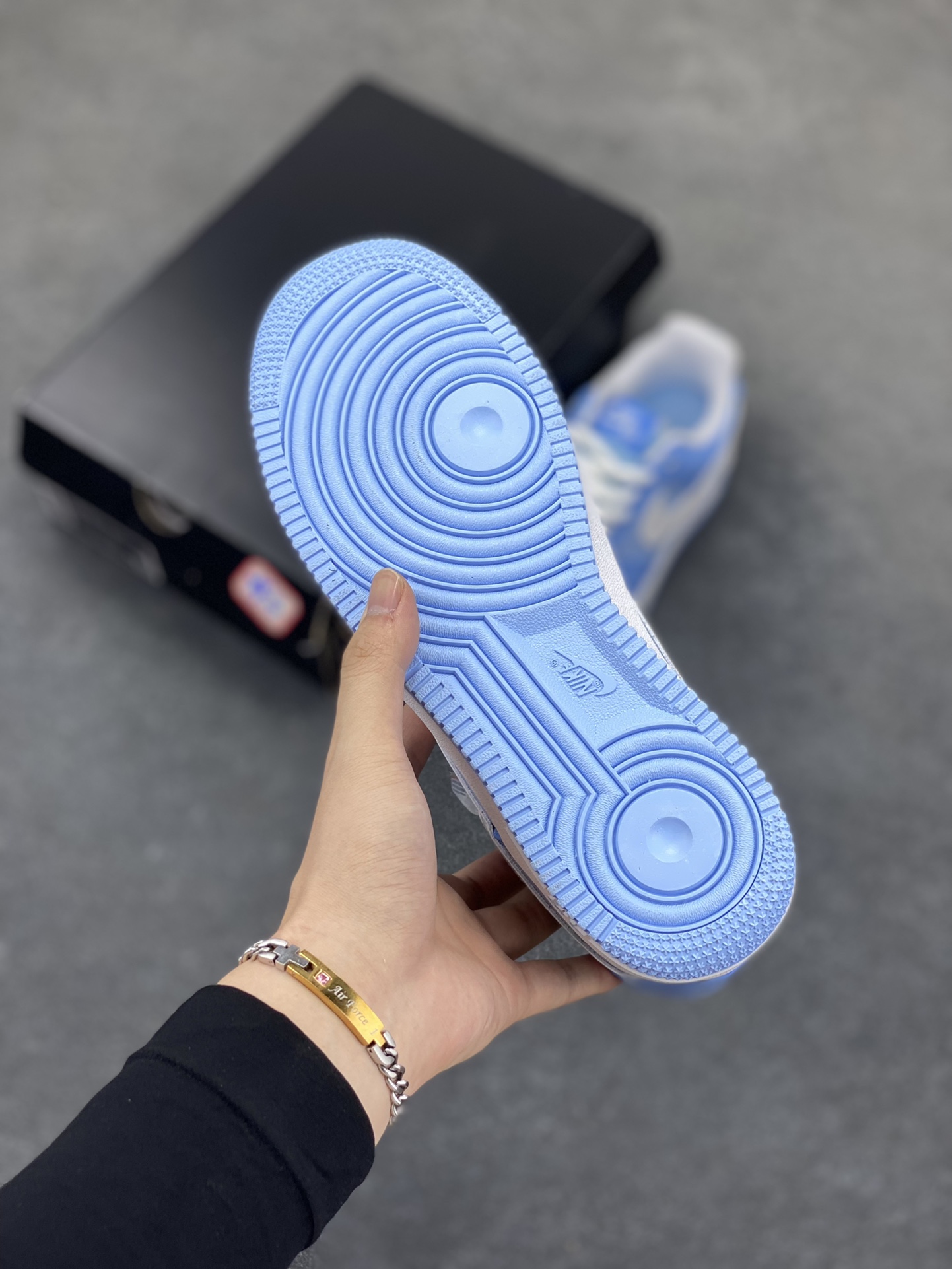 图片[5]-Nike Air Force 1 Low 镜面蓝白勾 空军一号低帮运动休闲板鞋 原楦头原纸板 打造纯正空军版型#专注外贸渠道 全掌内置蜂窝气垫 #原盒配件 原厂中底钢印、拉帮完美 货号：HV9405-400 尺码：36 36.5 37.5 38 38.5 39 40 40.5 41 42 42.5 43 44 44.5 45-选品中心