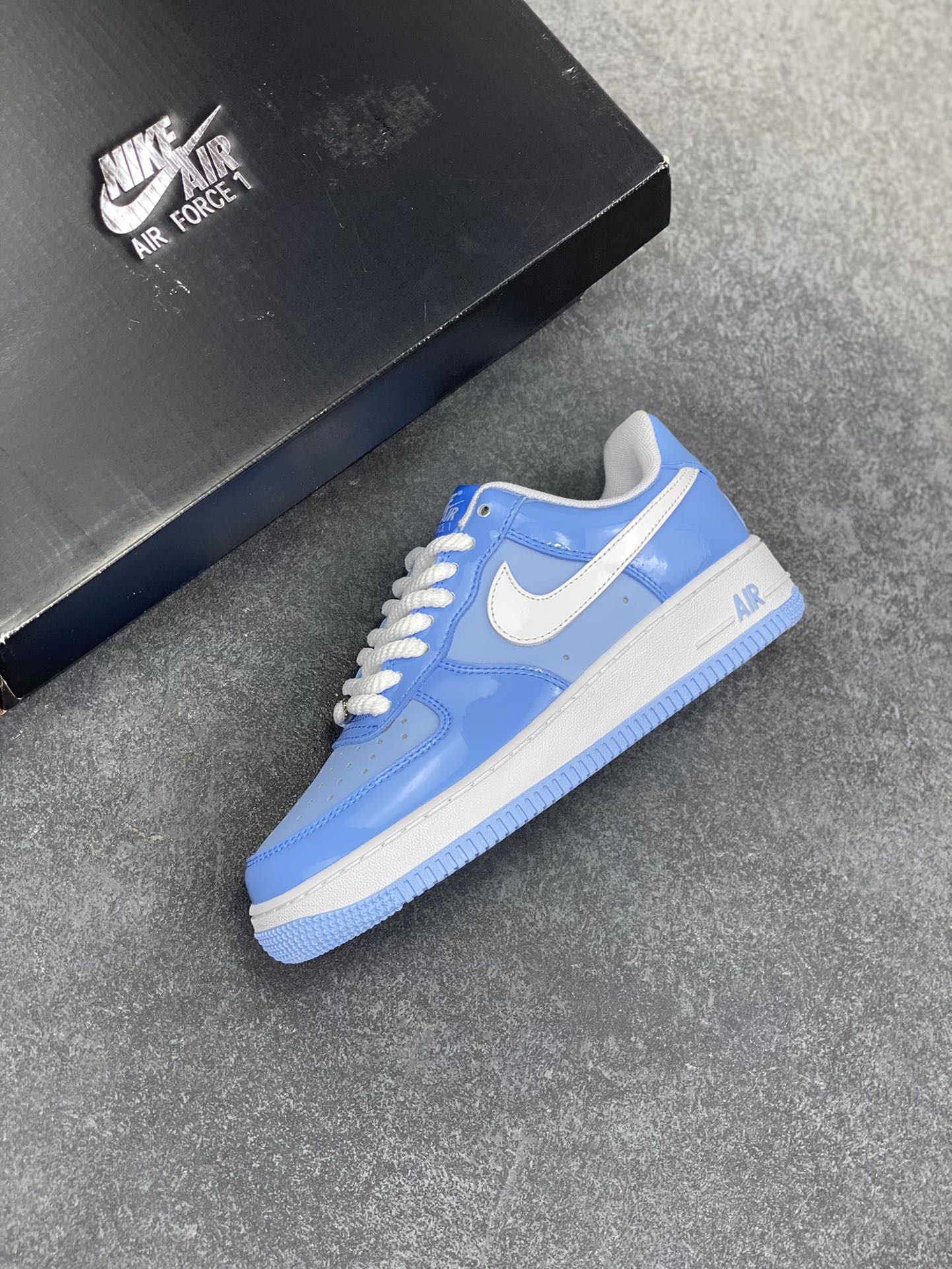 图片[7]-Nike Air Force 1 Low 镜面蓝白勾 空军一号低帮运动休闲板鞋 原楦头原纸板 打造纯正空军版型#专注外贸渠道 全掌内置蜂窝气垫 #原盒配件 原厂中底钢印、拉帮完美 货号：HV9405-400 尺码：36 36.5 37.5 38 38.5 39 40 40.5 41 42 42.5 43 44 44.5 45-选品中心