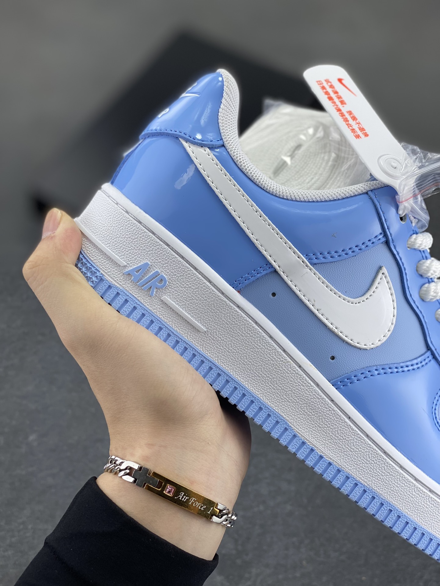 图片[6]-Nike Air Force 1 Low 镜面蓝白勾 空军一号低帮运动休闲板鞋 原楦头原纸板 打造纯正空军版型#专注外贸渠道 全掌内置蜂窝气垫 #原盒配件 原厂中底钢印、拉帮完美 货号：HV9405-400 尺码：36 36.5 37.5 38 38.5 39 40 40.5 41 42 42.5 43 44 44.5 45-选品中心