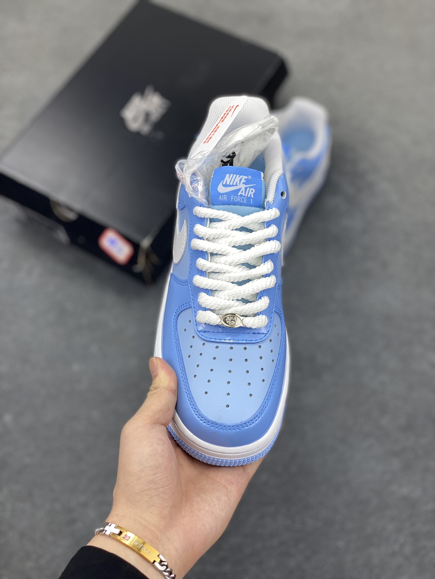 图片[2]-Nike Air Force 1 Low 镜面蓝白勾 空军一号低帮运动休闲板鞋 原楦头原纸板 打造纯正空军版型#专注外贸渠道 全掌内置蜂窝气垫 #原盒配件 原厂中底钢印、拉帮完美 货号：HV9405-400 尺码：36 36.5 37.5 38 38.5 39 40 40.5 41 42 42.5 43 44 44.5 45-选品中心