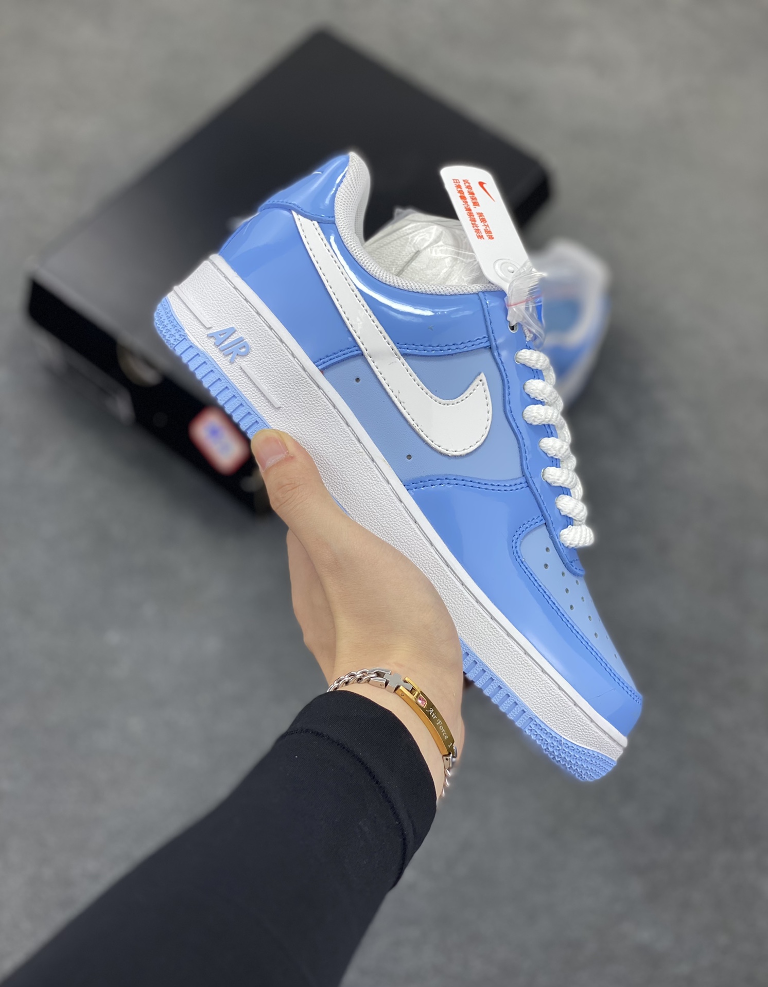 Nike Air Force 1 Low 镜面蓝白勾 空军一号低帮运动休闲板鞋 原楦头原纸板 打造纯正空军版型#专注外贸渠道 全掌内置蜂窝气垫 #原盒配件 原厂中底钢印、拉帮完美 货号：HV9405-400 尺码：36 36.5 37.5 38 38.5 39 40 40.5 41 42 42.5 43 44 44.5 45-选品中心