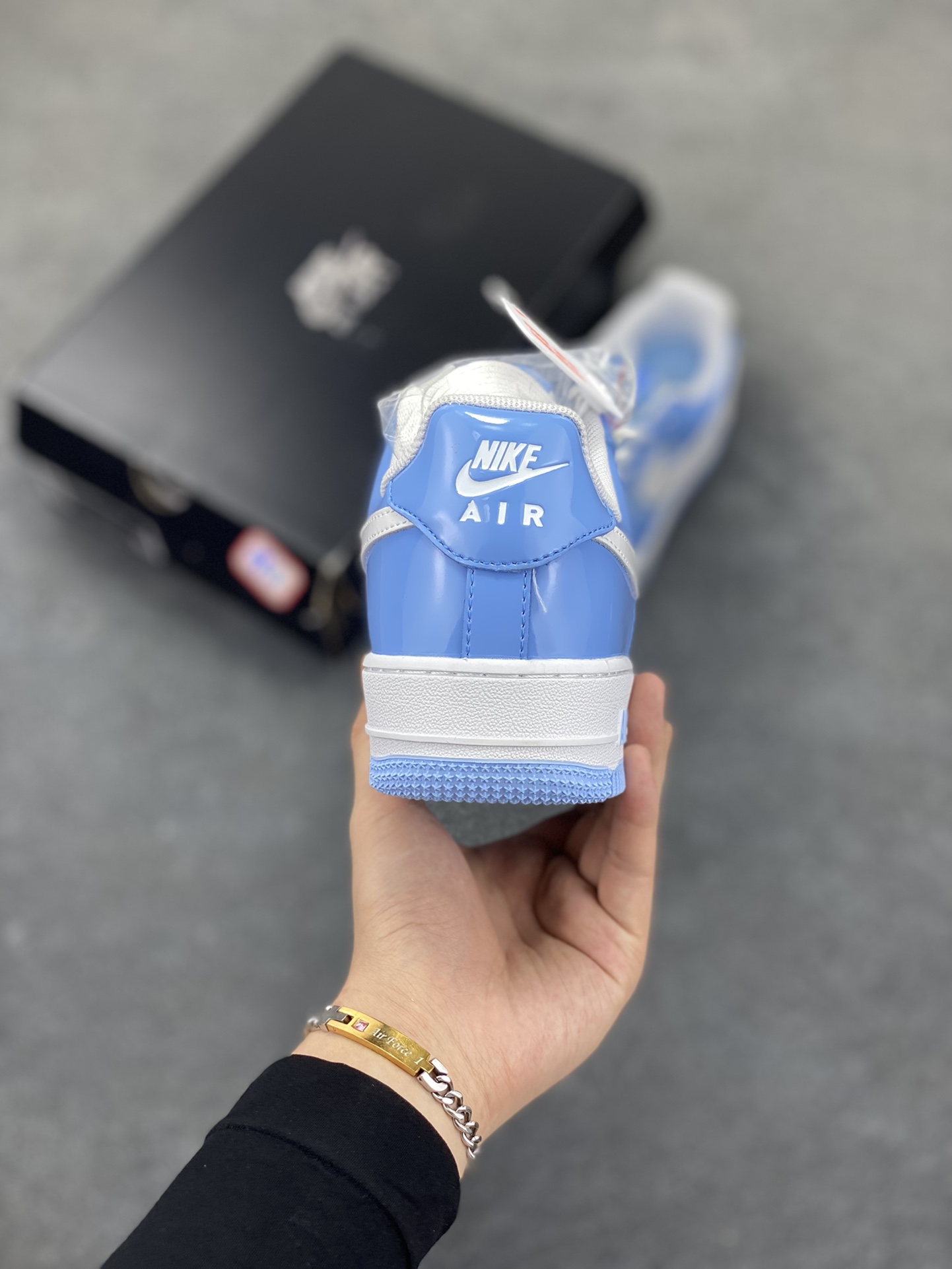 图片[4]-Nike Air Force 1 Low 镜面蓝白勾 空军一号低帮运动休闲板鞋 原楦头原纸板 打造纯正空军版型#专注外贸渠道 全掌内置蜂窝气垫 #原盒配件 原厂中底钢印、拉帮完美 货号：HV9405-400 尺码：36 36.5 37.5 38 38.5 39 40 40.5 41 42 42.5 43 44 44.5 45-选品中心