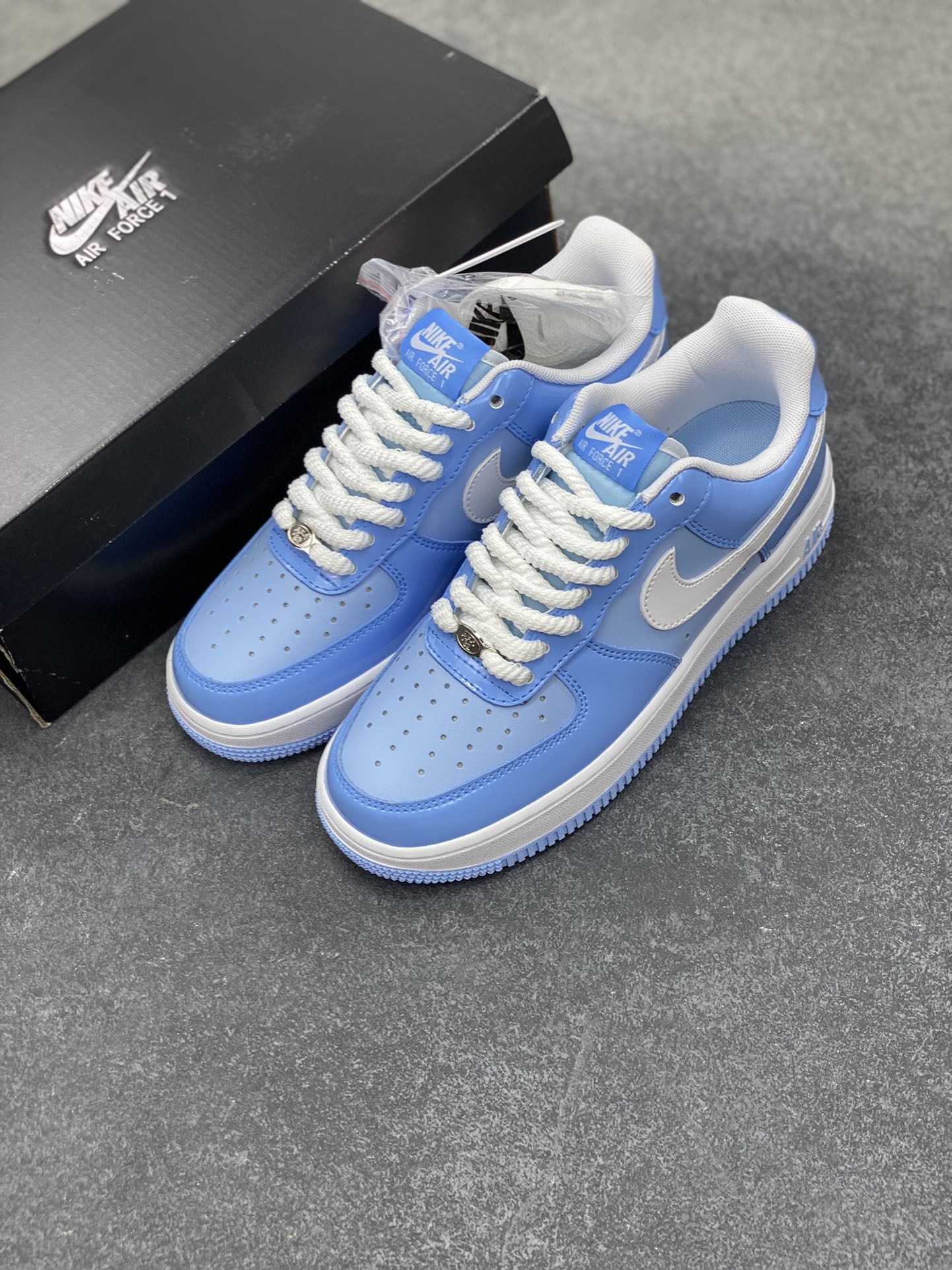 图片[8]-Nike Air Force 1 Low 镜面蓝白勾 空军一号低帮运动休闲板鞋 原楦头原纸板 打造纯正空军版型#专注外贸渠道 全掌内置蜂窝气垫 #原盒配件 原厂中底钢印、拉帮完美 货号：HV9405-400 尺码：36 36.5 37.5 38 38.5 39 40 40.5 41 42 42.5 43 44 44.5 45-选品中心