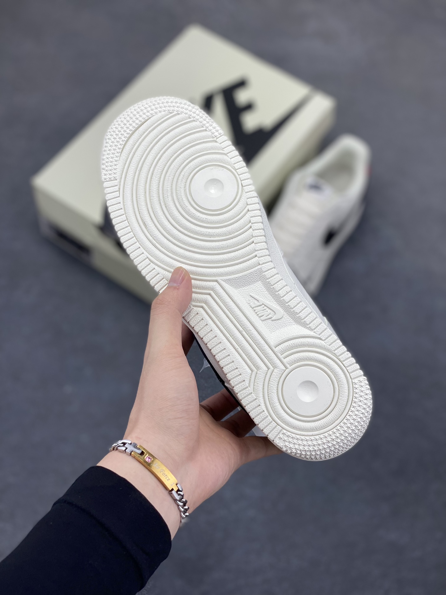 图片[5]-NIke Air Force 1 \’07 Low “發”空军一号 低帮 运动鞋 休闲鞋 折边针车 工艺难度大 原楦头原纸板 原装鞋盒 定制五金配件 内置全掌气垫 原厂鞋底 货号：CS5288-025 尺码：36 36.5 37.5 38 38.5 39 40 40.5 41 42 42.5 43 44 44.5 45-选品中心