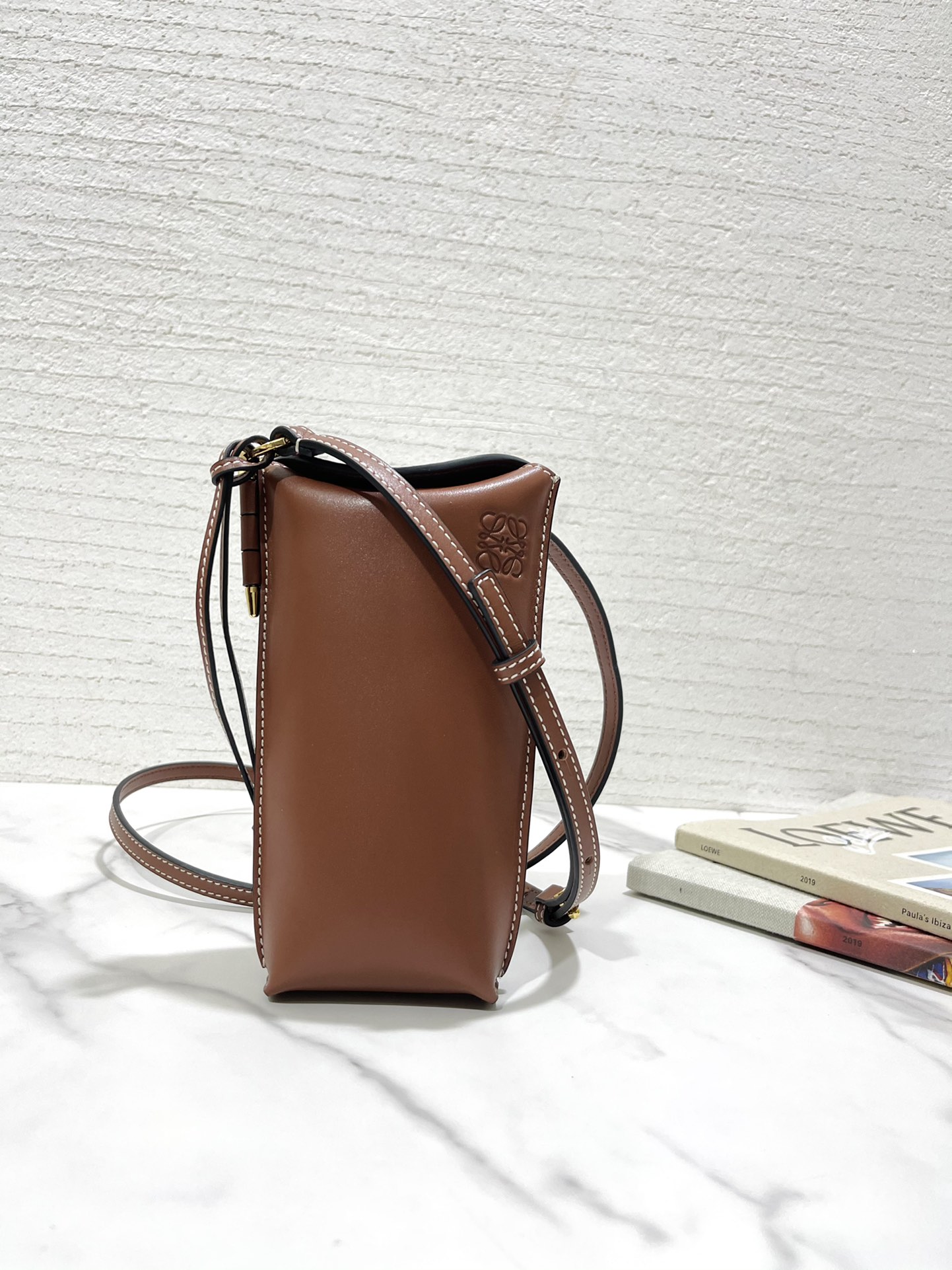 NO:672581,# Gate pocket series cross-body mobile phone bag is made of classic calfskin with contrasting inner leather, which can meet the needs of most people when going out. It has the capacity to hold a mobile phone and a card on the back. It can also be worn around the waist as an accessory, allowing elegance to follow you. Style number 88893, size 8*19*4 (box gift bag), Loewe wallet, loewe, wallets, cowhide19860909# Gate pocket系列斜挎手机包 选用经典小牛皮搭配撞色内里皮,满足大部分人出街需求、容量装一个手机、背面还可以装一张卡,亦可如配饰荡漾在腰间,让优雅与你如影随形. 款号88893,尺寸8*19*4（盒子 礼品袋）,罗意威钱包,loewe,wallets,cowhide,欧美剧