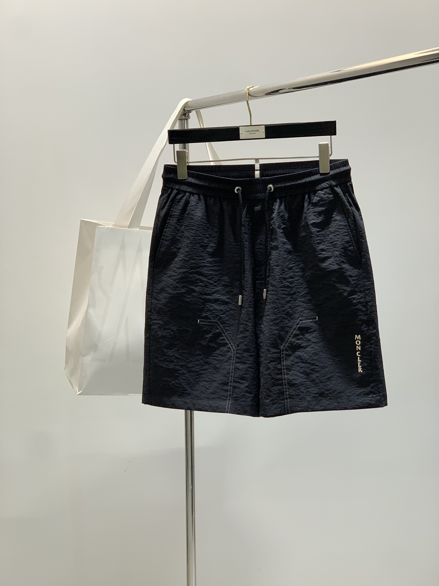 NO:440178,,Moncler mask, the latest products in 2025 summer, available at the counter at the same time, original singles, fashionable casual shorts, imported original fabric, top-grade embroidery craft letter pattern logo, original hardware and auxiliary decoration, simple but not lacking fashion, top body fashionable and handsome, 2 colors recommendation, code number M-3XL, Moncler, shorts, alexander wang19860909,Moncler 蒙口,2025夏季最新品,专柜同步有售,原单狠货,时尚休闲短裤,采用进口原版面料,顶级刺绣工艺字母图案logo,原版五金辅料装饰,简单而不失时尚,上身时尚帅气,2色推荐,码数M-3XL,,Moncler,shorts,alexander wang,Men's clothing