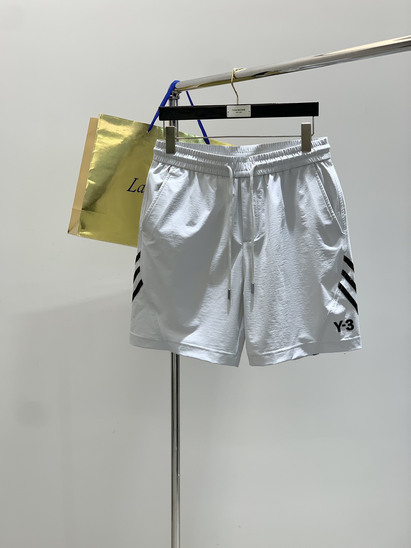 NO:440157,,Y-3 Yamamoto Yoshi, the latest summer products in 2025, available at the counter at the same time, original singles, fashionable casual shorts, imported original fabric, excellent comfort, classic Y3 letter logo, extremely high grade, comfortable and breathable, fashionable and stylish on the upper body, 2 colors recommended, code number M-3XL, shorts, alexander wang19860909,Y-3 山本耀司,2025夏季最新品,专柜同步有售,原单狠货,时尚休闲短裤,进口原版面料,舒适度极佳,经典Y3字母logo,档次极高,舒适透气,上身时尚有型,2色推荐,码数M-3XL,,shorts,alexander wang,Men's clothing