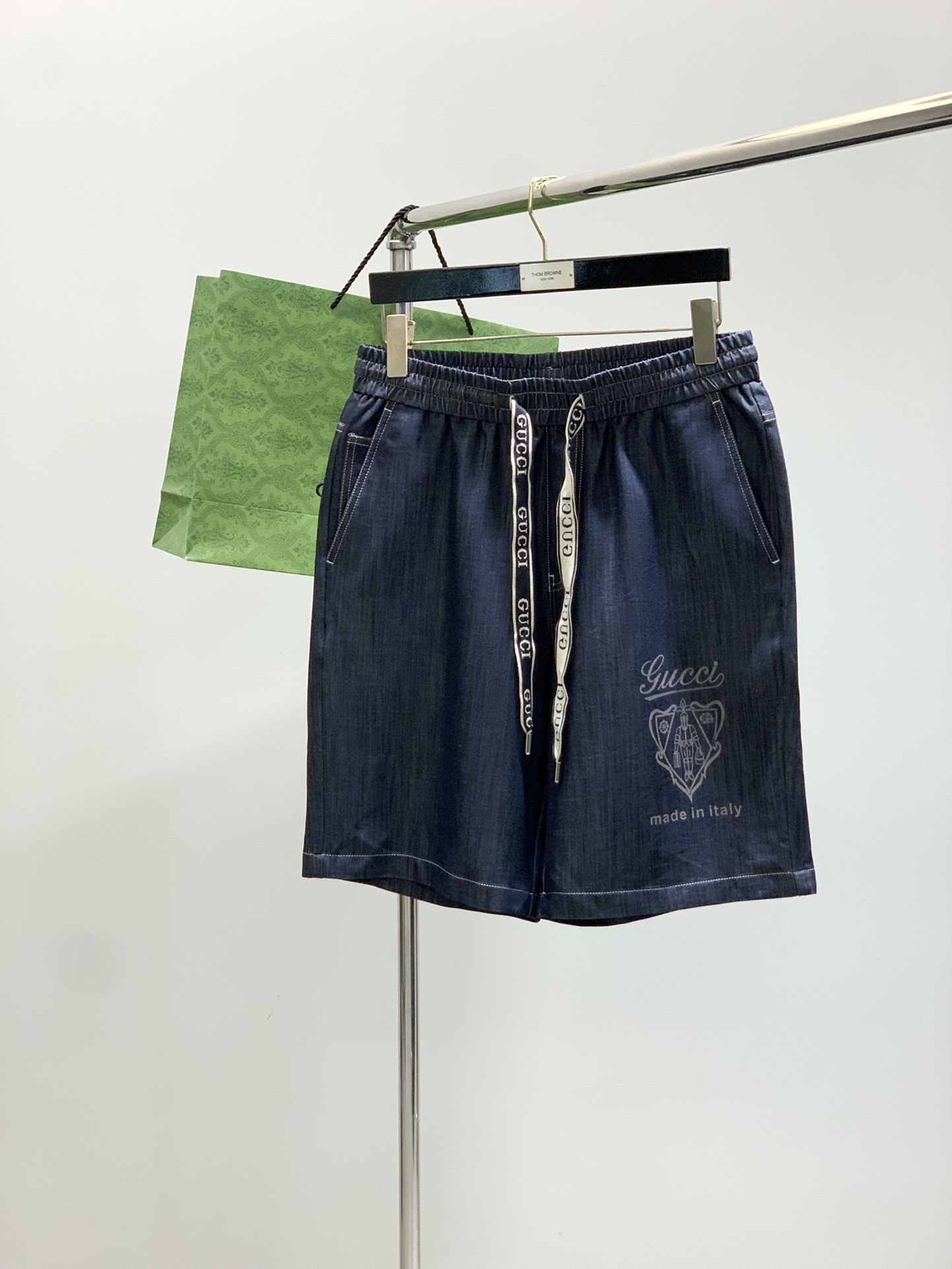 NO:440130,,GUCCI Gucci, the latest summer products, special counters are available at the same time, original singles, wash casual denim shorts, imported original wash elastic fabric, comfortable and elastic, unique design style, top-grade printing craft letter pattern logo, original hardware and auxiliary decoration, extremely high grade, handsome and stylish upper body, code M-3XL,,gucci,gucci, shorts, alexander wang19860909,GUCCI 古驰,夏季最新品,专柜同步有售,原单狠货,水洗休闲牛仔短裤,进口原版水洗弹力面料,舒适有弹性,独特设计风格,顶级印花工艺字母图案logo,原版五金辅料装饰,档次极高,上身帅气有型,码数M-3XL,,gucci,gucci,shorts,alexander wang,Men's clothing