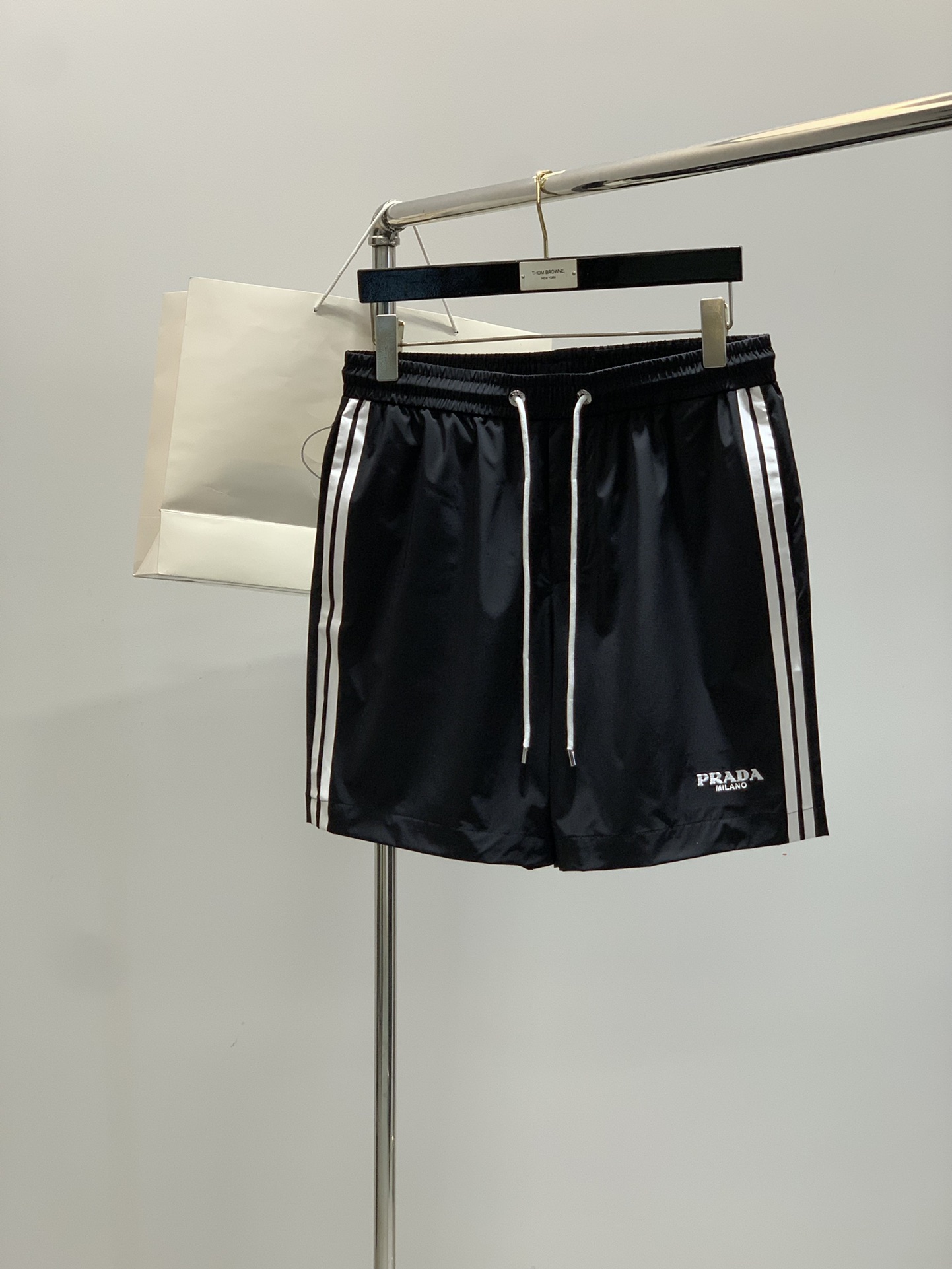 NO:440172,,PRADA Prada, the latest summer products in 2025, available at the counter at the same time, fashionable and casual shorts, imported original fabrics, extremely complex workmanship, the only channel that can be used as a purchasing agent level, top-level embroidery craft letter pattern logo, original hardware and auxiliary decoration, extremely high grade, comfortable and versatile, handsome and stylish on the upper body, 2 colors recommendation, code number M-3XL,,prada,prada, shorts,alexander wang19860909,PRADA 普拉达,2025夏季最新品,专柜同步有售,时尚休闲短裤,进口原版面料,做工极为复杂,唯一可以做代购级别的渠道狠货,顶级刺绣工艺字母图案logo,原版五金辅料装饰,档次极高,舒适百搭,上身帅气有型,2色推荐,码数M-3XL,,prada,prada,shorts,alexander wang,Men's clothing