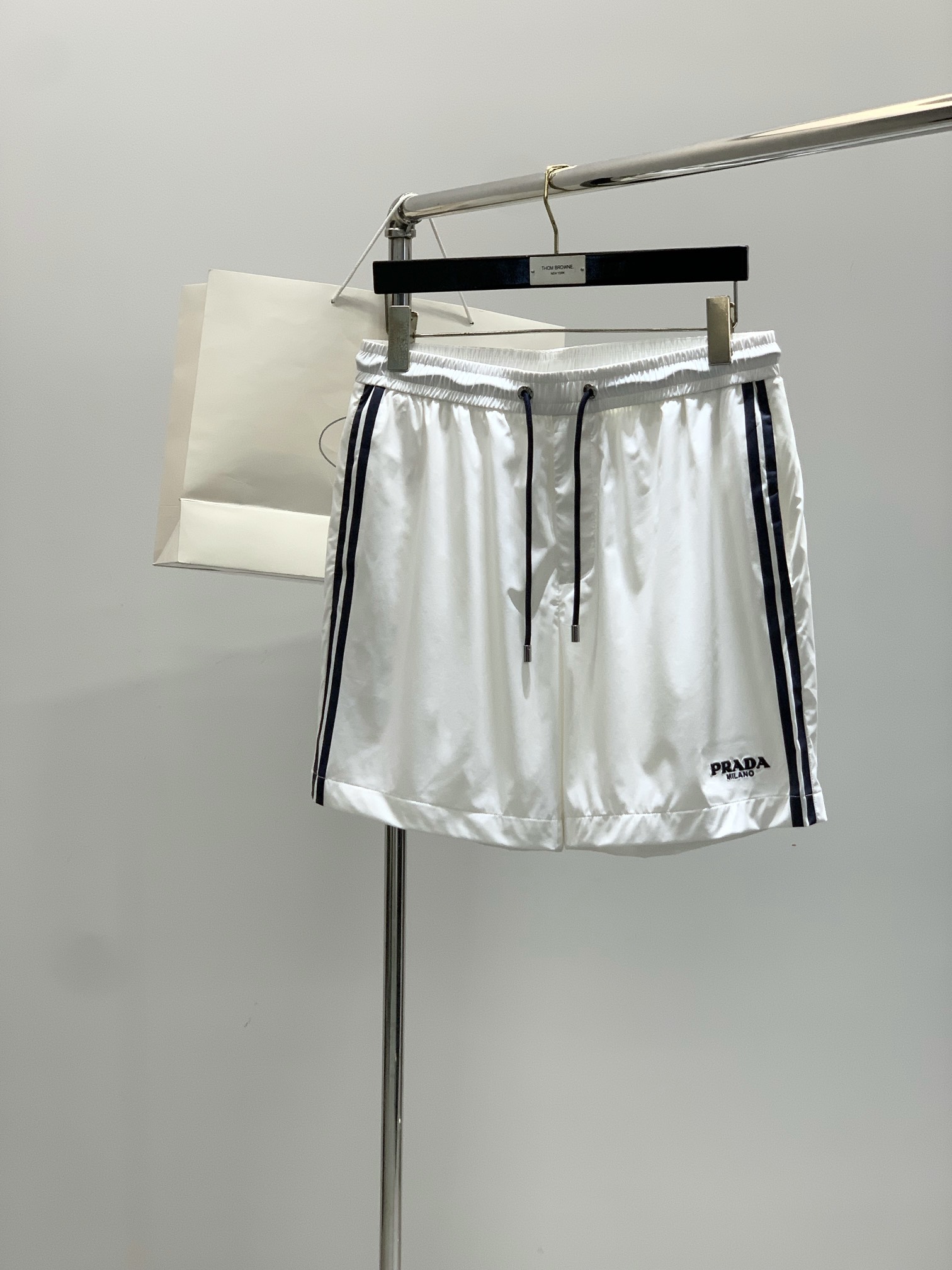 NO:442126,,PRADA Prada, the latest summer products in 2025, available at the counter at the same time, fashionable and casual shorts, imported original fabrics, extremely complex workmanship, the only channel that can be used as a purchasing agent level, top-level embroidery craft letter pattern logo, original hardware and auxiliary decoration, extremely high grade, comfortable and versatile, handsome and stylish on the upper body, 2 colors recommendation, code number M-3XL,,prada,prada, shorts,alexander wang19860909,PRADA 普拉达,2025夏季最新品,专柜同步有售,时尚休闲短裤,进口原版面料,做工极为复杂,唯一可以做代购级别的渠道狠货,顶级刺绣工艺字母图案logo,原版五金辅料装饰,档次极高,舒适百搭,上身帅气有型,2色推荐,码数M-3XL,,prada,prada,shorts,alexander wang,Men's clothing