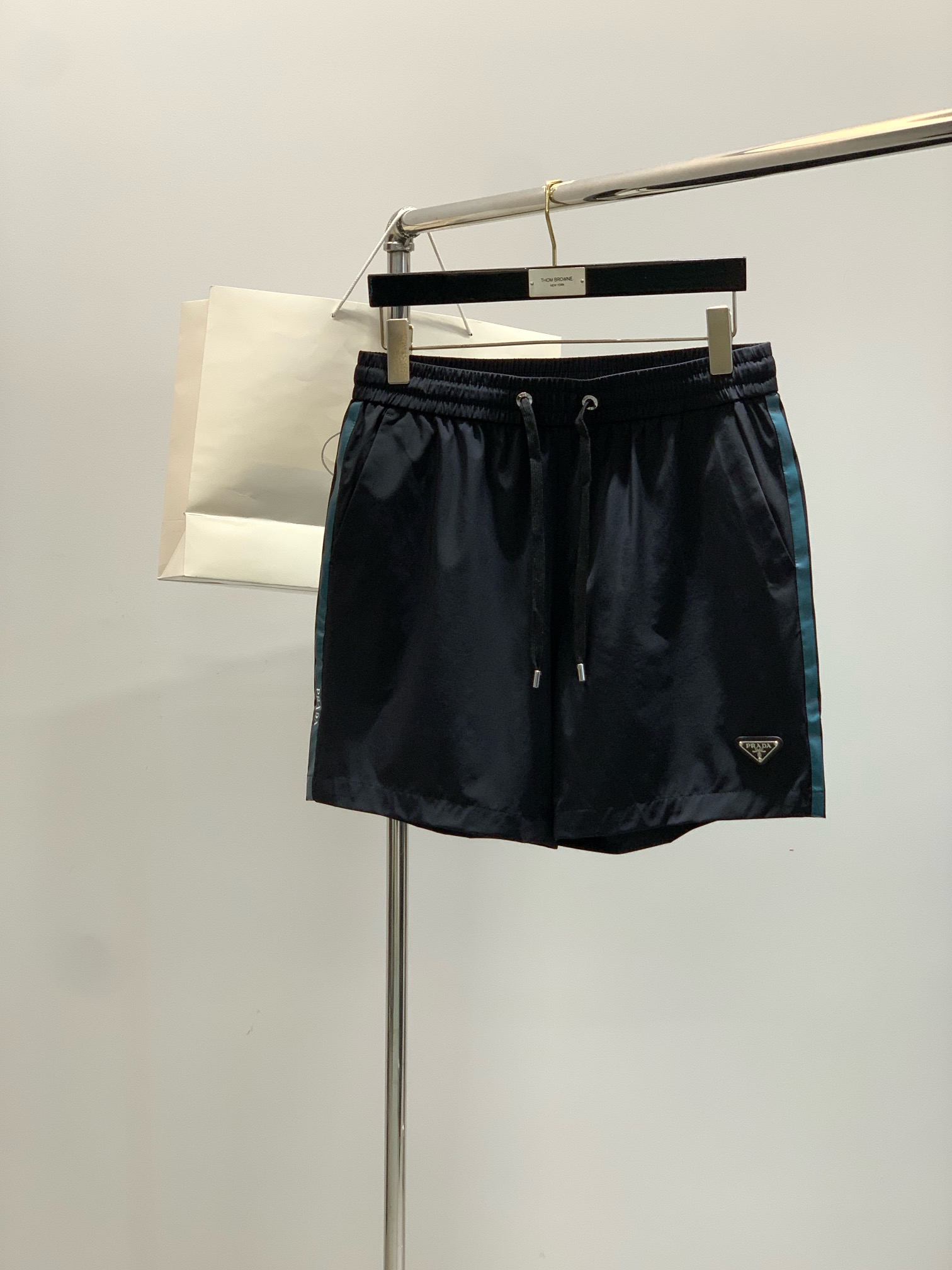 NO:440149,,PRADA Prada, the latest summer products in 2025, available at the counter at the same time, fashionable and casual shorts, imported original fabrics, extremely complex workmanship, the only channel that can be used as a purchasing agent level, top-level printing craft letter pattern logo, original hardware and auxiliary decoration, extremely high grade, comfortable and versatile, handsome and stylish on the upper body, 3 colors recommendation, code number M-3XL,,prada,prada, shorts,alexander wang19860909,PRADA 普拉达,2025夏季最新品,专柜同步有售,时尚休闲短裤,进口原版面料,做工极为复杂,唯一可以做代购级别的渠道狠货,顶级印花工艺字母图案logo,原版五金辅料装饰,档次极高,舒适百搭,上身帅气有型,3色推荐,码数M-3XL,,prada,prada,shorts,alexander wang,Men's clothing