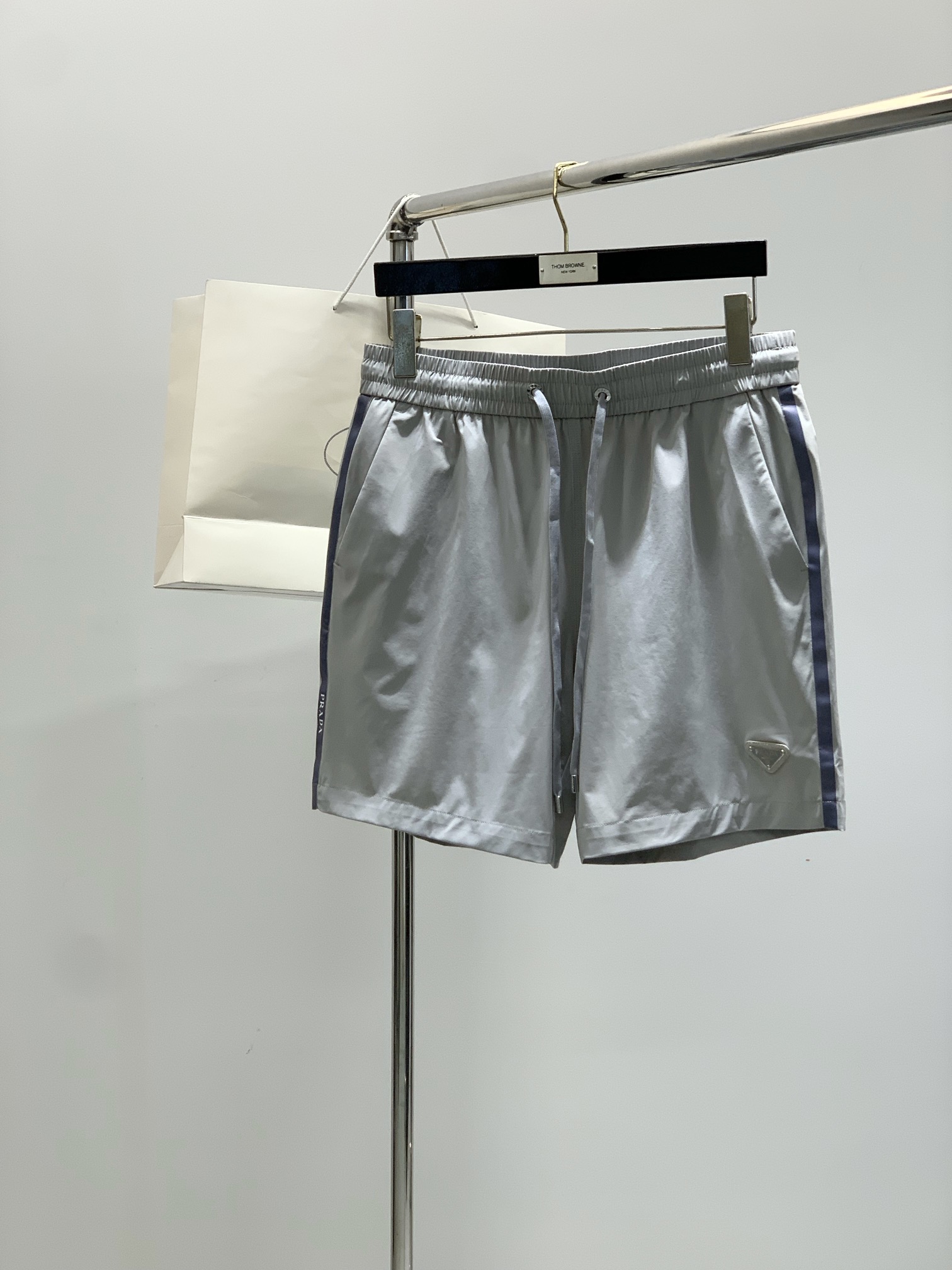 NO:442027,,PRADA Prada, the latest summer products in 2025, available at the counter at the same time, fashionable and casual shorts, imported original fabrics, extremely complex workmanship, the only channel that can be used as a purchasing agent level, top-level printing craft letter pattern logo, original hardware and auxiliary decoration, extremely high grade, comfortable and versatile, handsome and stylish on the upper body, 3 colors recommendation, code number M-3XL,,prada,prada, shorts,alexander wang19860909,PRADA 普拉达,2025夏季最新品,专柜同步有售,时尚休闲短裤,进口原版面料,做工极为复杂,唯一可以做代购级别的渠道狠货,顶级印花工艺字母图案logo,原版五金辅料装饰,档次极高,舒适百搭,上身帅气有型,3色推荐,码数M-3XL,,prada,prada,shorts,alexander wang,Men's clothing