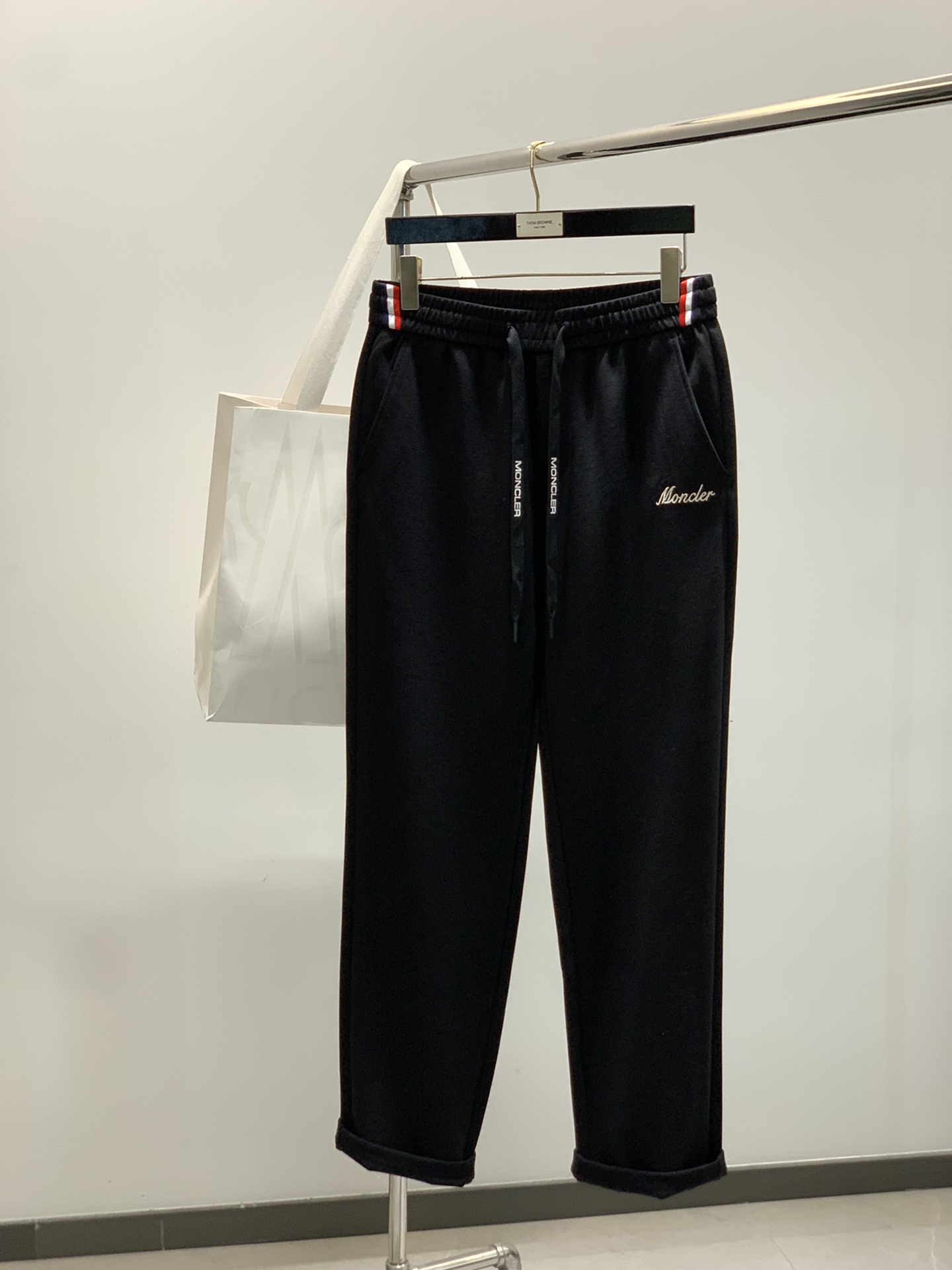 NO:440156,,Moncler cover, the latest spring products, the counter is available at the same time, original single ruthless goods, fashionable casual pants, imported original fabric, top-grade embroidery craft letter pattern logo, original hardware accessories decoration, simple but not lacking in fashion, fashionable and handsome upper body, 2 colors recommendation, code number M-3XL, Moncler, alexander wang19860909,Moncler 蒙口,春季最新品,专柜同步有售,原单狠货,时尚休闲裤,采用进口原版面料,顶级刺绣工艺字母图案logo,原版五金辅料装饰,简单而不失时尚,上身时尚帅气,2色推荐,码数M-3XL,,Moncler,alexander wang,Men's clothing