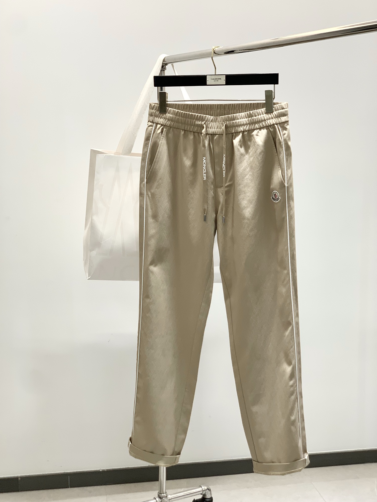 NO:440124,,Moncler mask, the latest spring products, special counters are available at the same time, original singles, fashionable casual pants, imported original fabric, top-grade embroidery craft letter pattern logo, original hardware and auxiliary decoration, simple but not lacking in fashion, top body is fashionable and handsome, 3 colors recommendation, code number M-3XL, Moncler, alexander wang19860909,Moncler 蒙口,春季最新品,专柜同步有售,原单狠货,时尚休闲裤,采用进口原版面料,顶级刺绣工艺字母图案logo,原版五金辅料装饰,简单而不失时尚,上身时尚帅气,3色推荐,码数M-3XL,,Moncler,alexander wang,Men's clothing