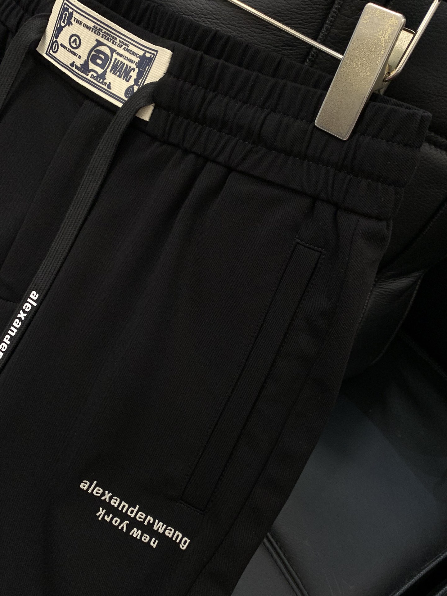“Alexander Wang Spring 2025 Collection: Synchronised Cabinets, Fashion Pants, High-Grade Styles” - 图片 4