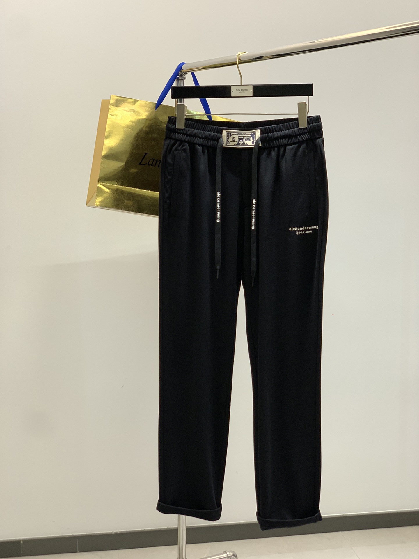 “Alexander Wang Spring 2025 Collection: Synchronised Cabinets, Fashion Pants, High-Grade Styles” - 图片 1