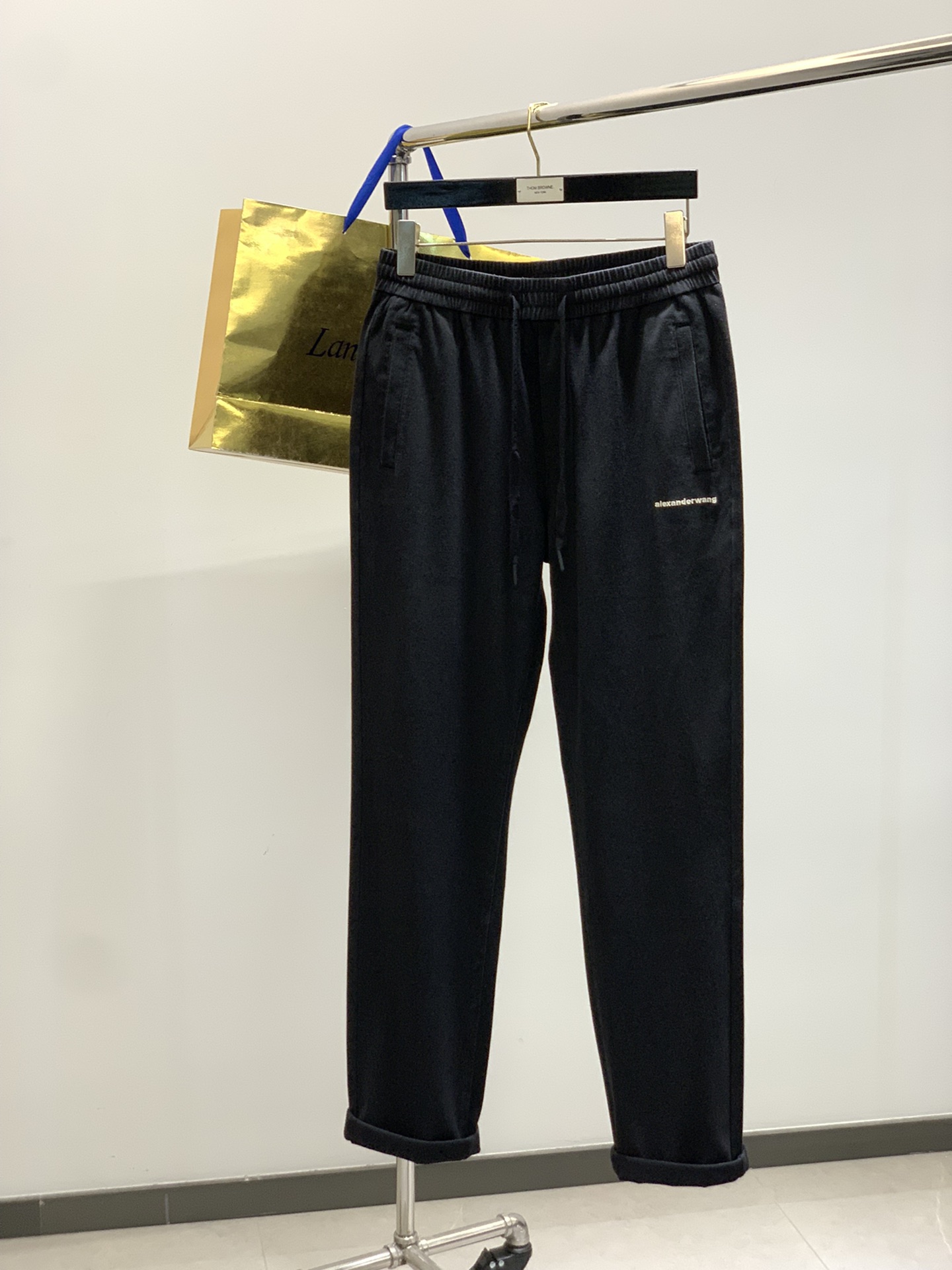 “Alexander Wang Spring 2025 Collection: Synchronised Cabinets, Fashion Pants, High-Grade Tops” - 图片 1