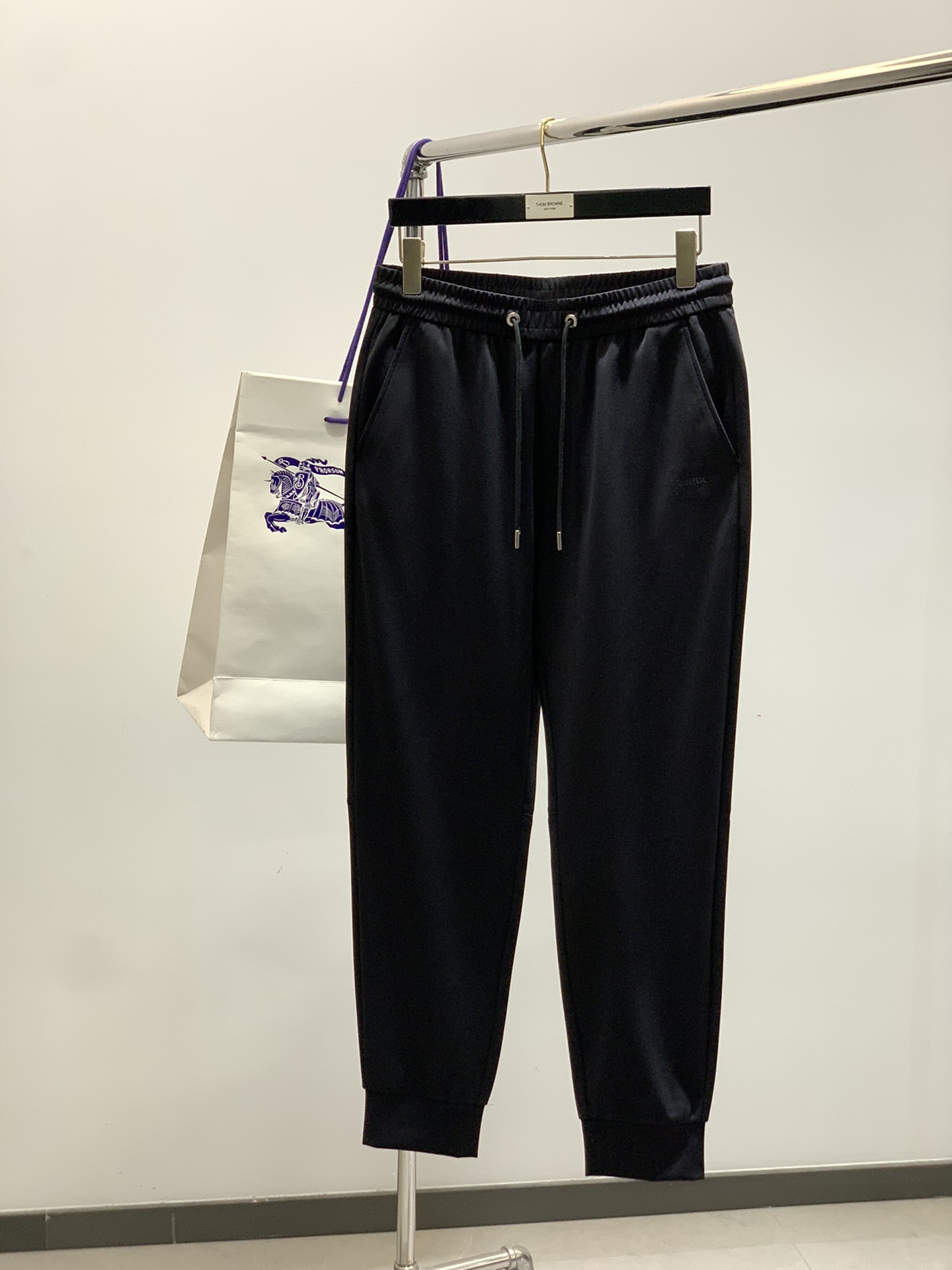 NO:440141,,Burberry Burberry, the latest products in spring 2025, available at the counter at the same time, original singles, fashionable casual pants, imported original fabric, comfortable and breathable upper body, top relief craft letter pattern logo, original hardware and auxiliary decoration, extremely high grade, comfortable and versatile, top body handsome, code M-3XL, burberry, burberry, alexander wang19860909,Burberry 巴宝莉,2025春季最新品,专柜同步有售,原单狠货,时尚休闲裤,进口原版面料,上身舒适透气,顶级浮雕工艺字母图案logo,原版五金辅料装饰,档次极高,舒适百搭,上身帅气十足,码数M-3XL,,burberry,burberry,alexander wang,Men's clothing