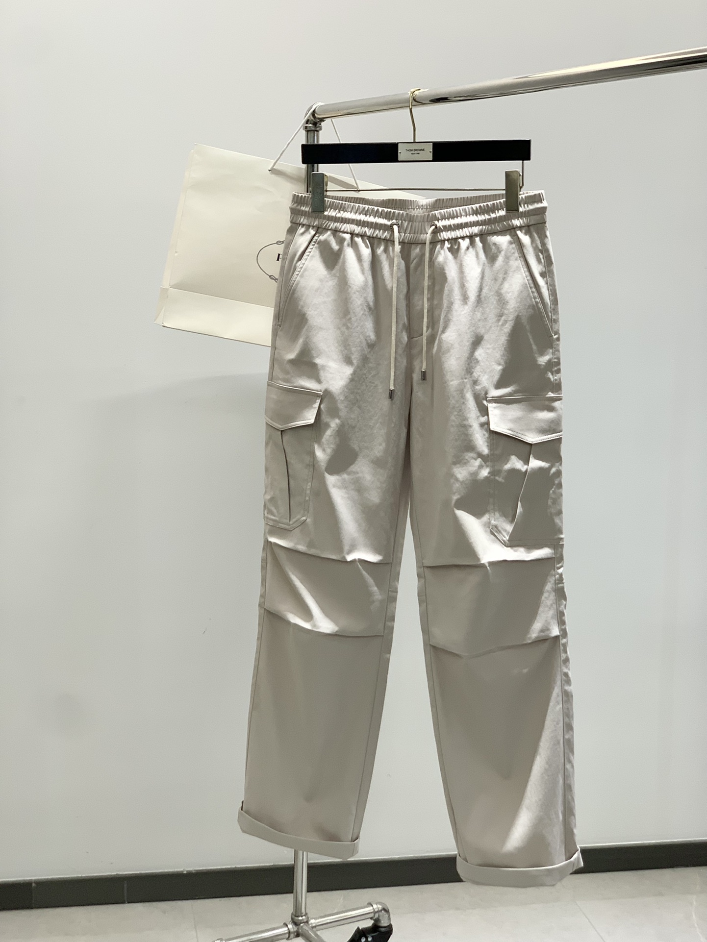 NO:440148,,PRADA Prada, the latest spring products, available at the counter at the same time, fashionable casual pants, imported original fabrics, extremely complex workmanship, the only channel that can be used as a purchasing agent level, top-level glue printing craft letter pattern logo, original hardware and auxiliary decoration, extremely high grade, comfortable and versatile, handsome and stylish upper body, 30-38,,prada,prada,alexander wang19860909,PRADA 普拉达,春季最新品,专柜同步有售,时尚休闲裤,进口原版面料,做工极为复杂,唯一可以做代购级别的渠道狠货,顶级印胶工艺字母图案logo,原版五金辅料装饰,档次极高,舒适百搭,上身帅气有型,码数30-38,,prada,prada,alexander wang,Men's clothing