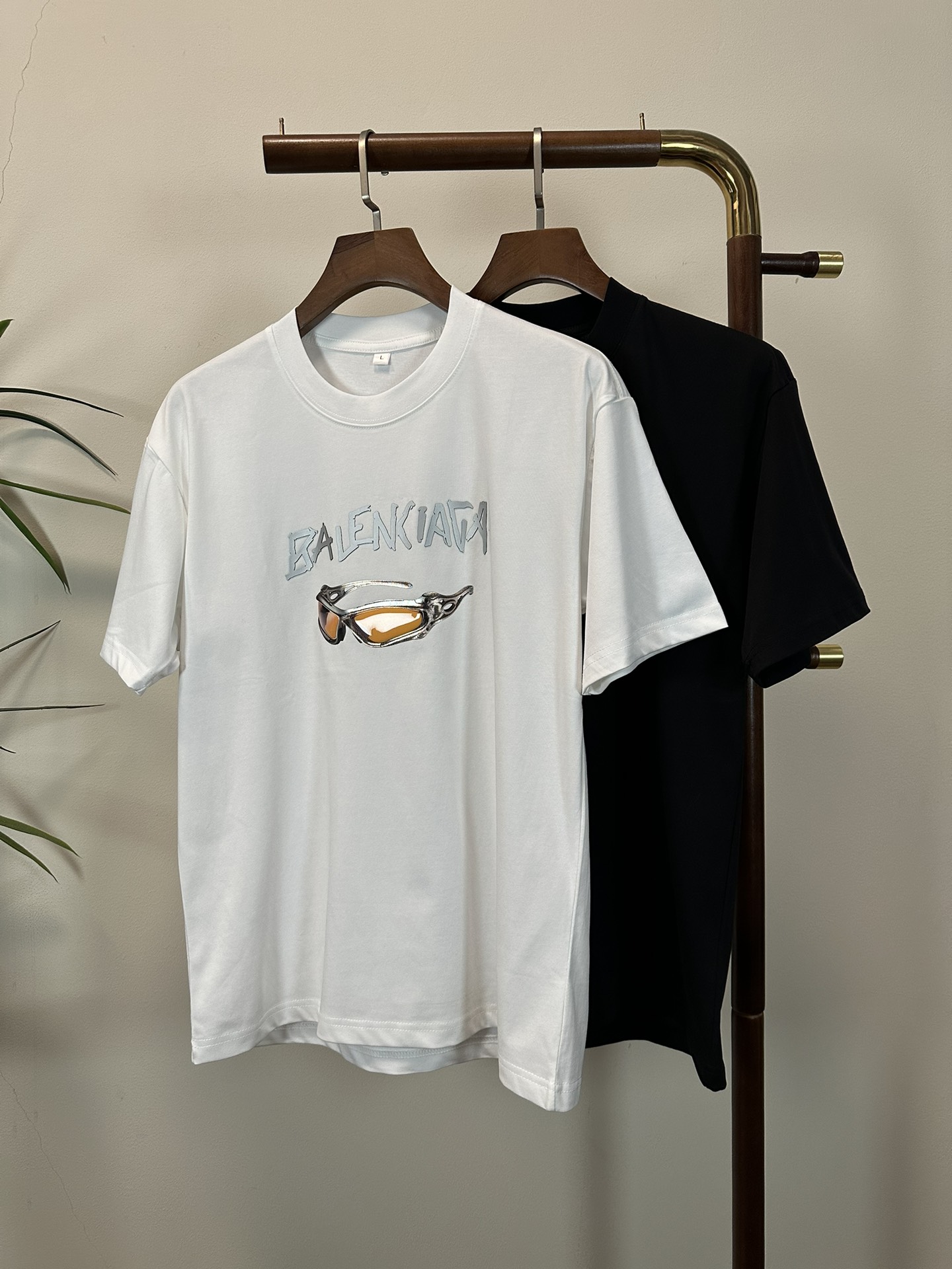 NO:457543,BLCG Balenciaga 2025 new round neck short-sleeved T-shirt high-end version!  Customized fabrics for counters are breathable and comfortable, with impeccable details, and the brand element design concept reflects high quality. The feel is delicate and soft!  It is casually cut, with a great upper body style!  Code number M-3XL, balenciaga, T-shirt,tees, t-shirt,alexander wang19860909BLCG 巴黎世家 2025新款 圆领 短袖 T恤 高端版本！专柜定制面料 透气舒适度高,细节无可挑剔,品牌元素设计理念,体现高品质.手感细腻柔软！呈现休闲裁剪,上身版型超赞！ 码数M-3XL,,balenciaga,T-shirt,tees，t-shirt,alexander wang,Men's clothing