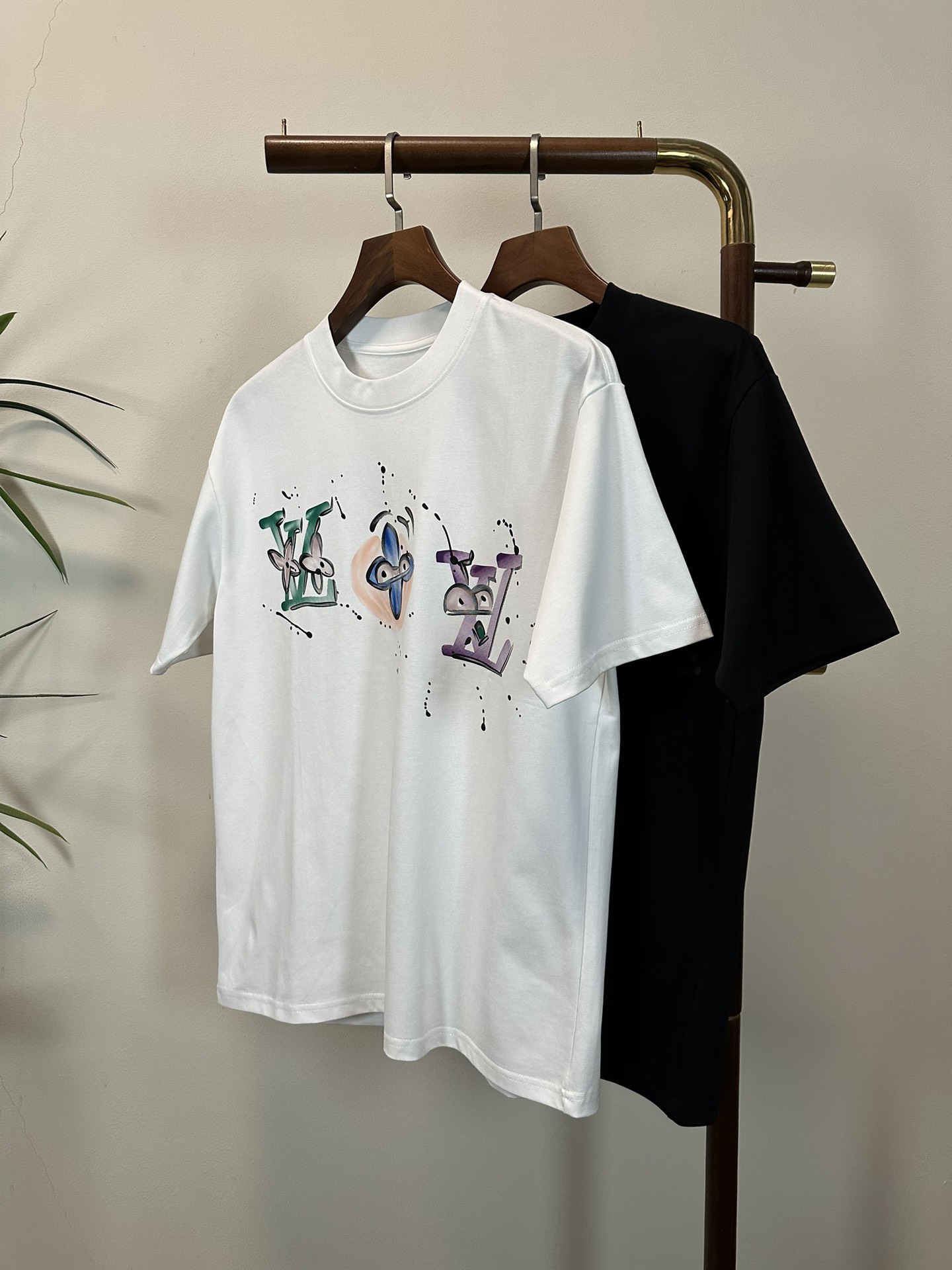 NO:457548,LV Louis Vuitton 2025 new round neck short-sleeved T-shirt high-end version!  Customized fabrics for counters are breathable and comfortable, with impeccable details, and the brand element design concept reflects high quality. The feel is delicate and soft!  It is casually cut, with a great upper body style!  Code number M-3XL, louis vuitton,louis vuitton,t-shirt,tees,t-shirt,alexander wang19860909LV 路易威登 2025新款 圆领 短袖 T恤 高端版本！专柜定制面料 透气舒适度高,细节无可挑剔,品牌元素设计理念,体现高品质.手感细腻柔软！呈现休闲裁剪,上身版型超赞！ 码数M-3XL,,louis vuitton,louis vuitton,T-shirt,tees，t-shirt,alexander wang,Men's clothing