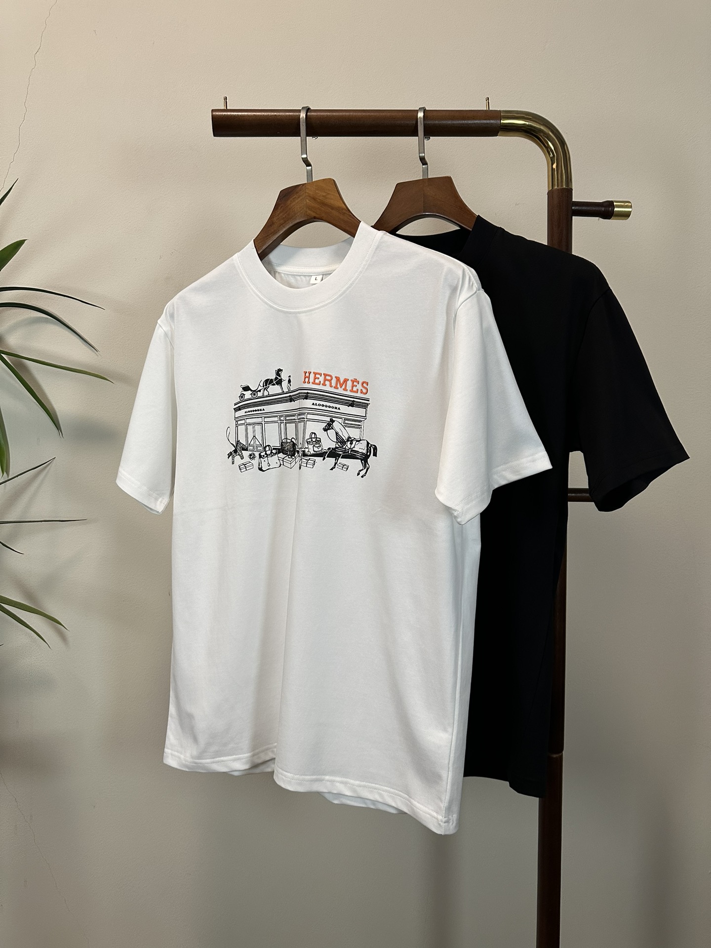 NO:457553,Hermes 2025 new round neck short-sleeved T-shirt high-end version!  Customized fabrics for counters are breathable and comfortable, with impeccable details, and the brand element design concept reflects high quality. The feel is delicate and soft!  It is casually cut, with a great upper body style!  Code number M-3XL, hermes, T-shirt,tees, t-shirt,alexander wang19860909爱马仕 2025新款 圆领 短袖 T恤 高端版本！专柜定制面料 透气舒适度高,细节无可挑剔,品牌元素设计理念,体现高品质.手感细腻柔软！呈现休闲裁剪,上身版型超赞！ 码数M-3XL,,hermes,T-shirt,tees，t-shirt,alexander wang,Men's clothing