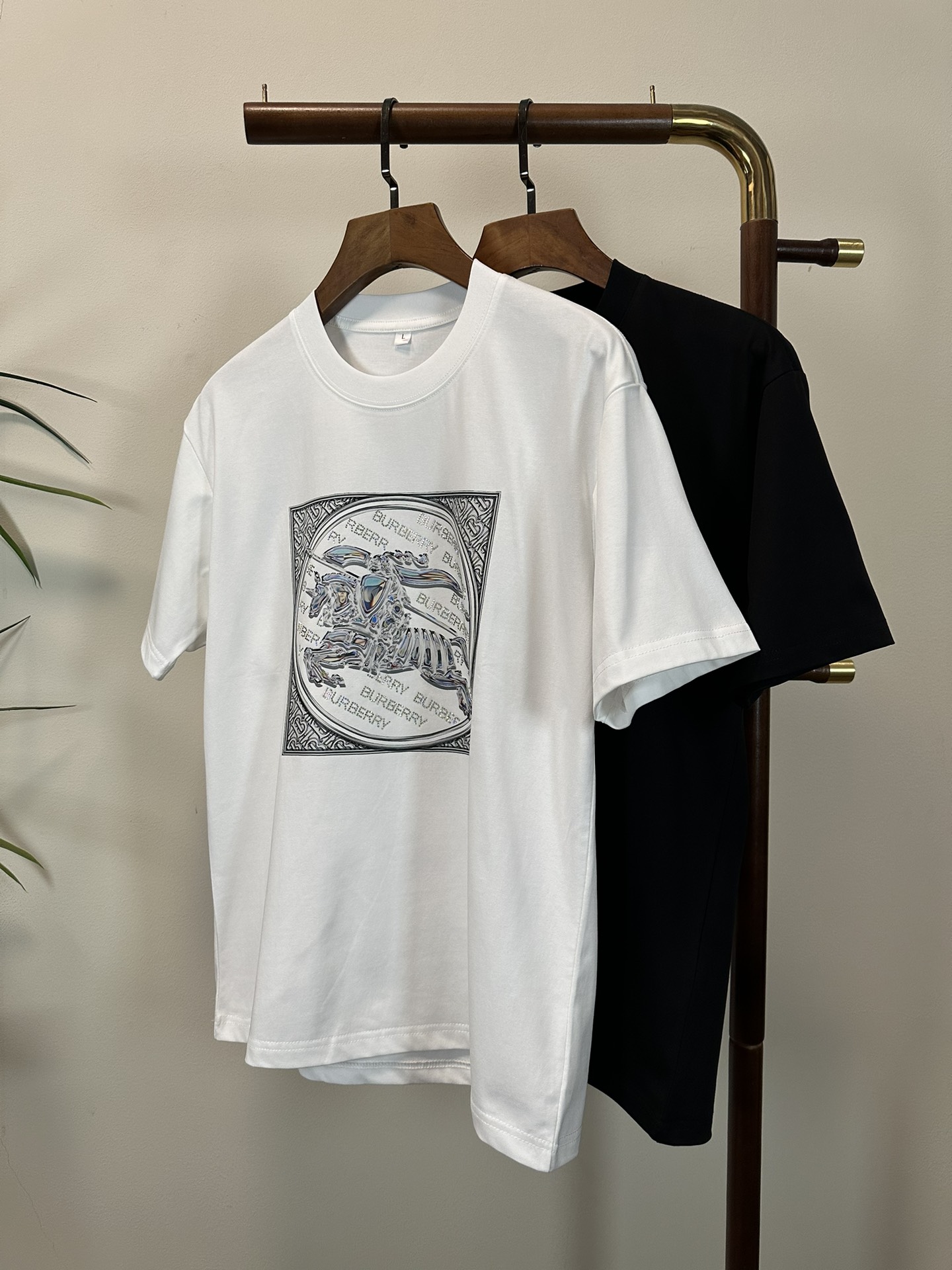 NO:457557,BBR Burberry 2025 new round neck short-sleeved T-shirt high-end version!  Customized fabrics for counters are breathable and comfortable, with impeccable details, and the brand element design concept reflects high quality. The feel is delicate and soft!  It is casually cut, with a great upper body style!  Code number M-3XL, burberry, T-shirt,tees, t-shirt,alexander wang19860909BBR 巴宝莉 2025新款 圆领 短袖 T恤 高端版本！专柜定制面料 透气舒适度高,细节无可挑剔,品牌元素设计理念,体现高品质.手感细腻柔软！呈现休闲裁剪,上身版型超赞！ 码数M-3XL,,burberry,T-shirt,tees，t-shirt,alexander wang,Men's clothing