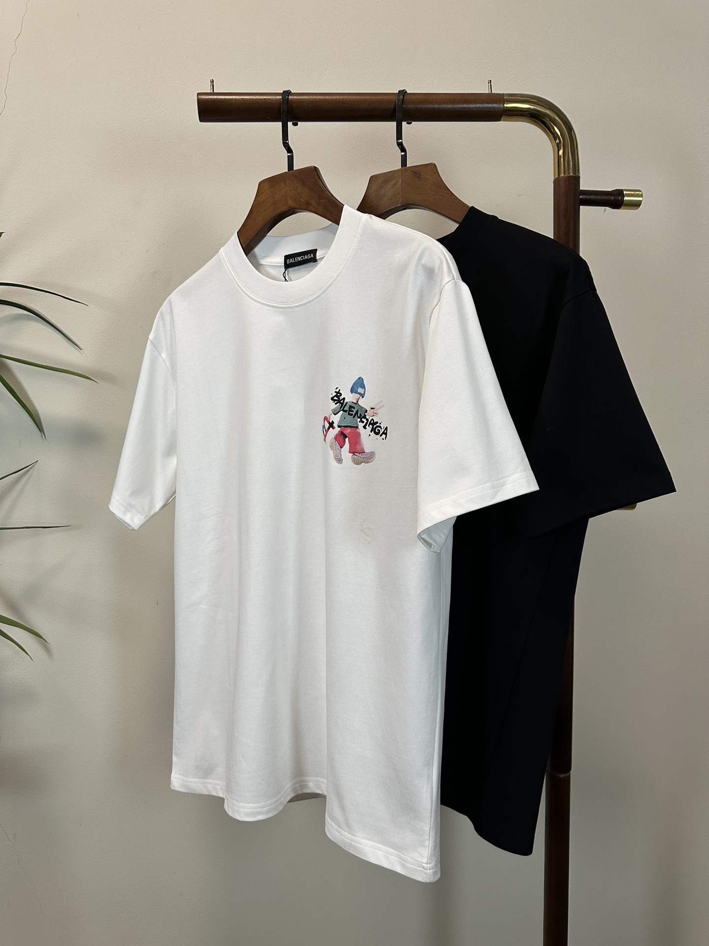 NO:457561,BLCG Balenciaga 2025 new round neck short-sleeved T-shirt high-end version!  Customized fabrics for counters are breathable and comfortable, with impeccable details, and the brand element design concept reflects high quality. The feel is delicate and soft!  It is casually cut, with a great upper body style!  Code number M-3XL, balenciaga, T-shirt,tees, t-shirt,alexander wang19860909BLCG 巴黎世家 2025新款 圆领 短袖 T恤 高端版本！专柜定制面料 透气舒适度高,细节无可挑剔,品牌元素设计理念,体现高品质.手感细腻柔软！呈现休闲裁剪,上身版型超赞！ 码数M-3XL,,balenciaga,T-shirt,tees，t-shirt,alexander wang,Men's clothing