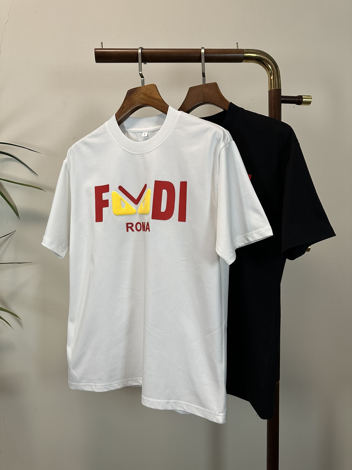 NO:457565,FD Fendi 2025 new round neck short-sleeved T-shirt high-end version!  Customized fabrics for counters are breathable and comfortable, with impeccable details, and the brand element design concept reflects high quality. The feel is delicate and soft!  It is casually cut, with a great upper body style!  Code number M-3XL, fendi, T-shirt, tees, t-shirt, alexander wang19860909FD 芬迪 2025新款 圆领 短袖 T恤 高端版本！专柜定制面料 透气舒适度高,细节无可挑剔,品牌元素设计理念,体现高品质.手感细腻柔软！呈现休闲裁剪,上身版型超赞！ 码数M-3XL,,fendi,T-shirt,tees，t-shirt,alexander wang,Men's clothing