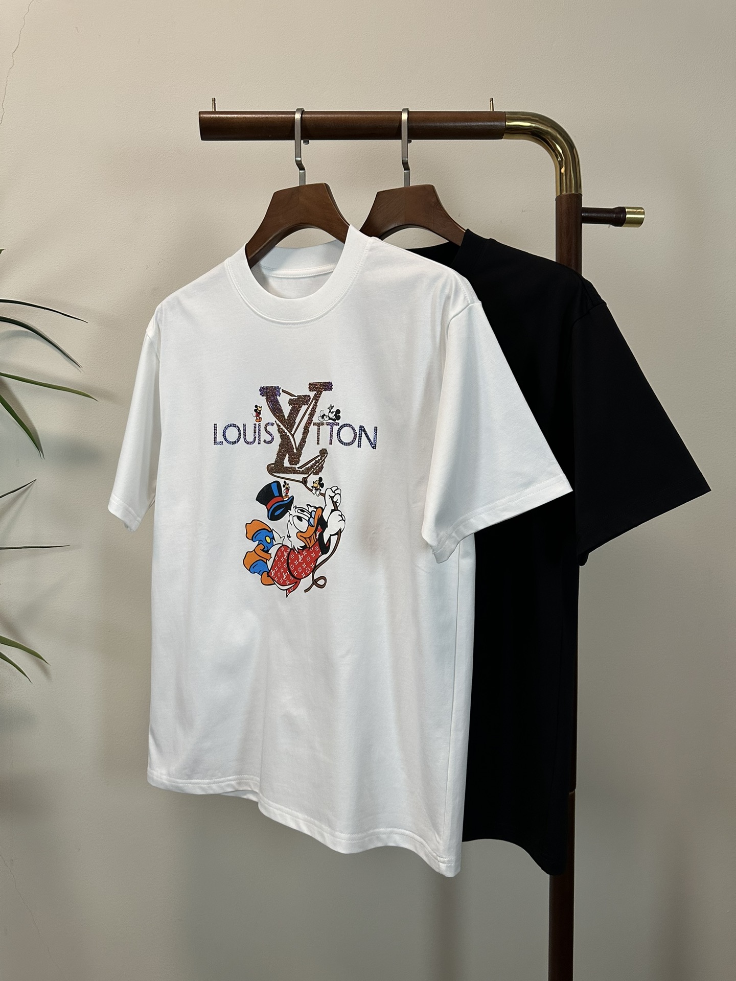 NO:457578,LV Louis Vuitton 2025 new round neck short-sleeved T-shirt high-end version!  Customized fabrics for counters are breathable and comfortable, with impeccable details, and the brand element design concept reflects high quality. The feel is delicate and soft!  It is casually cut, with a great upper body style!  Code number M-3XL, louis vuitton,louis vuitton,t-shirt,tees,t-shirt,alexander wang19860909LV 路易威登 2025新款 圆领 短袖 T恤 高端版本！专柜定制面料 透气舒适度高,细节无可挑剔,品牌元素设计理念,体现高品质.手感细腻柔软！呈现休闲裁剪,上身版型超赞！ 码数M-3XL,,louis vuitton,louis vuitton,T-shirt,tees，t-shirt,alexander wang,Men's clothing