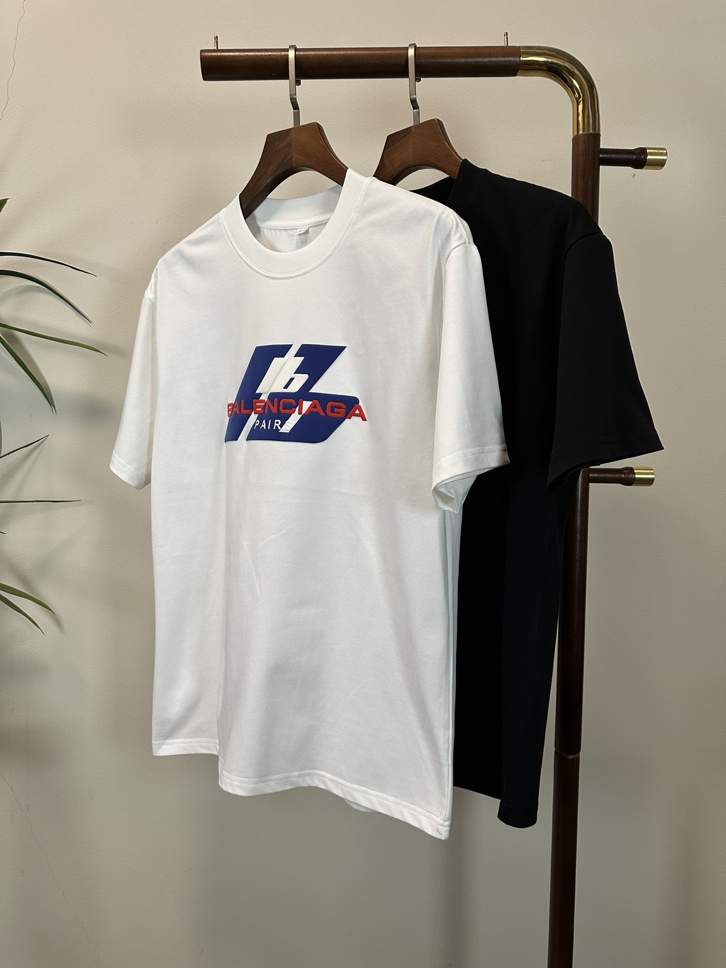 NO:457581,BLCG Balenciaga 2025 new round neck short-sleeved T-shirt high-end version!  Customized fabrics for counters are breathable and comfortable, with impeccable details, and the brand element design concept reflects high quality. The feel is delicate and soft!  It is casually cut, with a great upper body style!  Code number M-3XL, balenciaga, T-shirt,tees, t-shirt,alexander wang19860909BLCG 巴黎世家 2025新款 圆领 短袖 T恤 高端版本！专柜定制面料 透气舒适度高,细节无可挑剔,品牌元素设计理念,体现高品质.手感细腻柔软！呈现休闲裁剪,上身版型超赞！ 码数M-3XL,,balenciaga,T-shirt,tees，t-shirt,alexander wang,Men's clothing