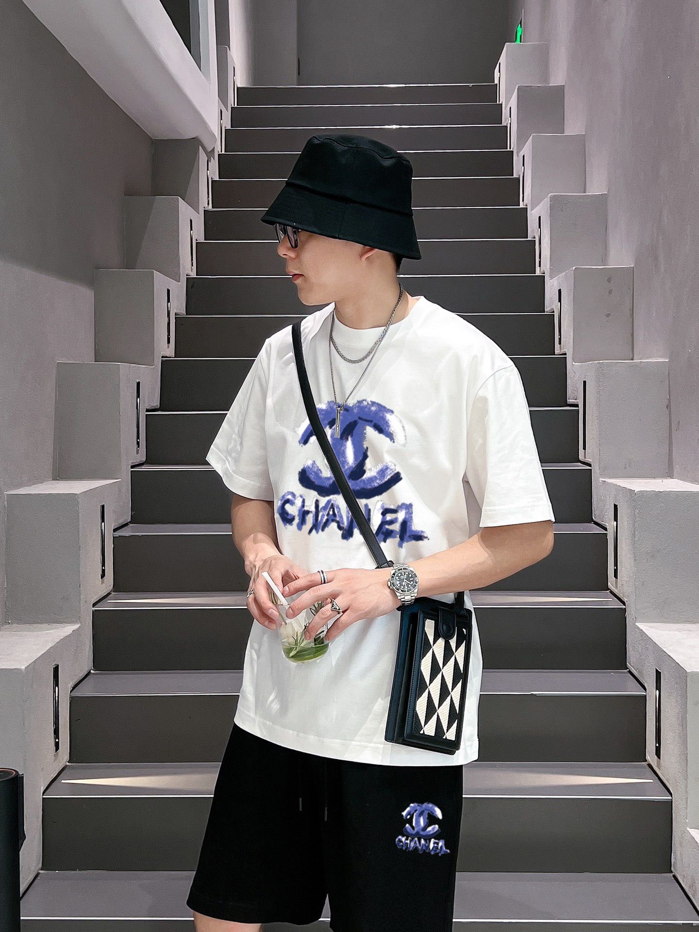 Chanel 品牌【CHANEL香奈儿】 2025新款男士短袖短裤套装 销售 市面高端版本 手感细腻柔软 让你穿着更加舒适 立体裁剪版型超赞 尺码:M-5XL下单请报身高体重
