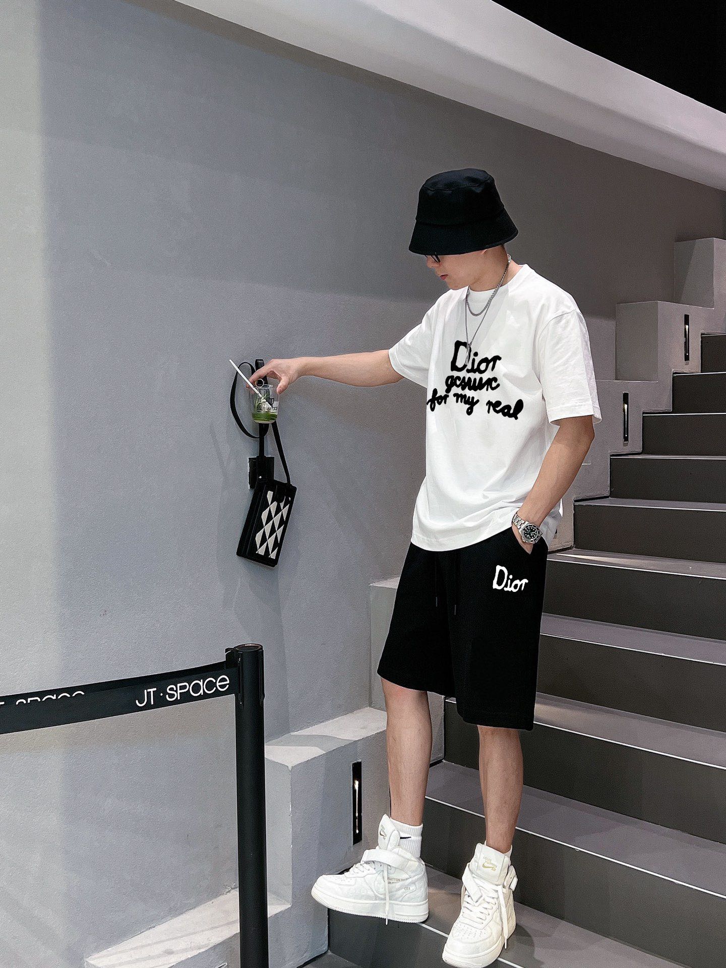 Dior 品牌【DIOR 迪奥】 2025新款男士短袖短裤套装 销售 市面高端版本 手感细腻柔软 让你穿着更加舒适 立体裁剪版型超赞 尺码:M-5XL下单请报身高体重