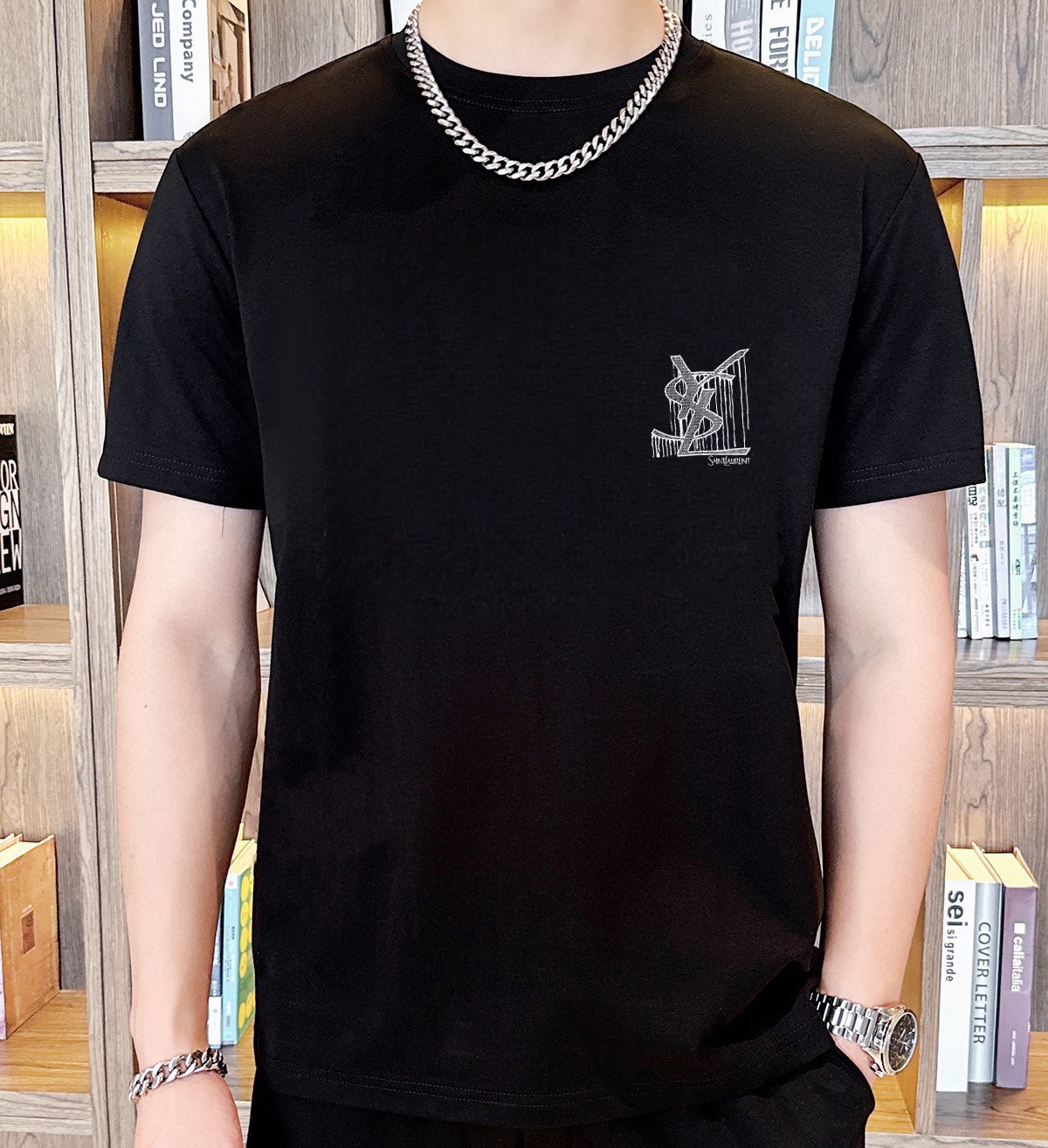 Saint Laurent 品牌【YSL圣罗兰】 2025新款男士短袖短裤套装 销售 市面高端版本 手感细腻柔软 让你穿着更加舒适 立体裁剪版型超赞 尺码:M-5XL下单请报身高体重