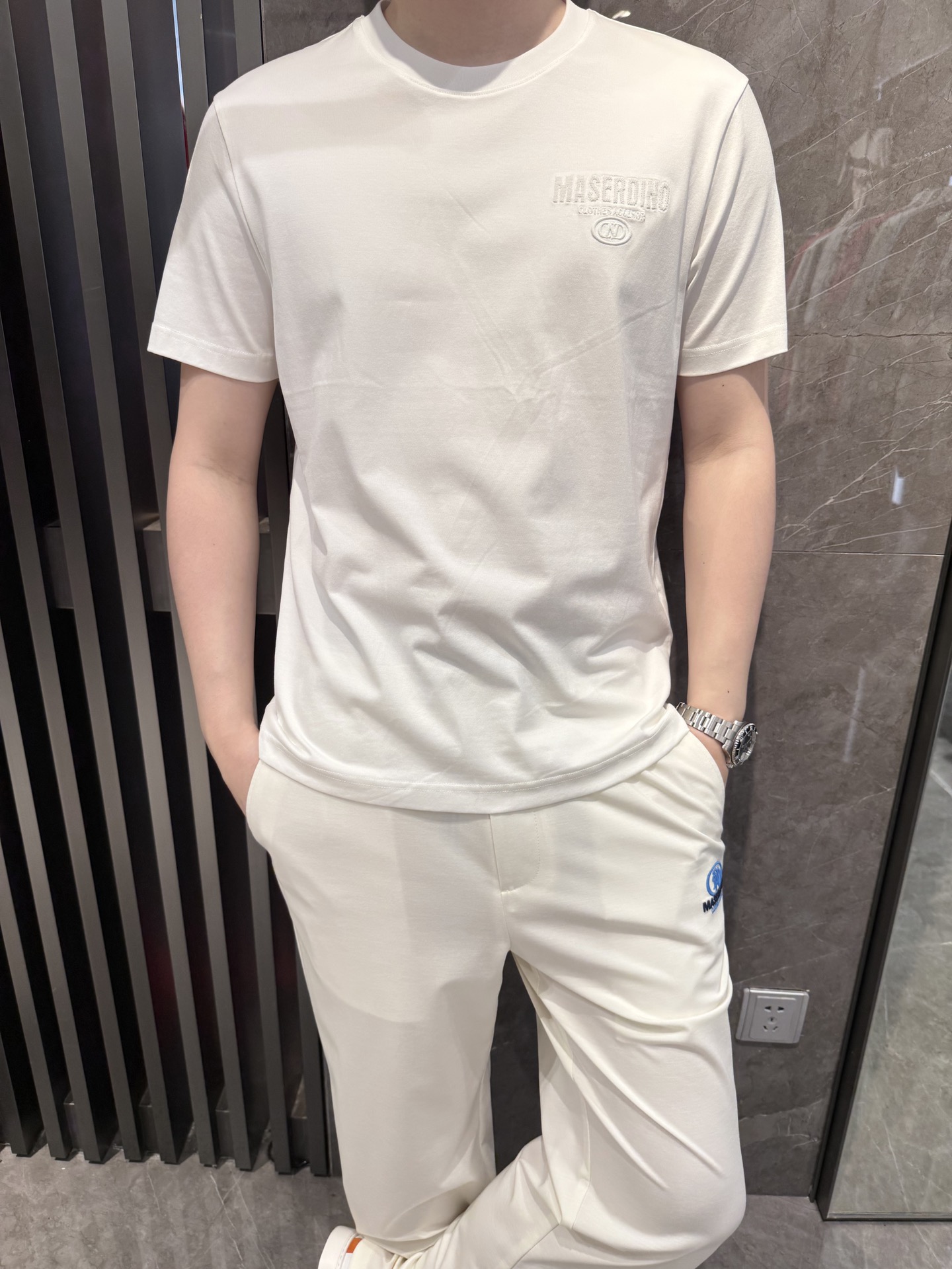 NO:439815,Dino luxury products - brand authentic 2025 latest round neck T-shirt shipment, hot-selling items in Europe and the United States!  Select custom European cotton fabrics from imported Italian brands!  The brand logo on the chest is matched with the latest design to highlight fashion!  Number of codes 48-56 (model 180/wear 50, with Hong Kong Lane Crawford gift box packaging), tees, t-shirt, alexander wang19860909Dino奢品-品牌正品2025最新圆领T恤出货 欧美热销单品！精选意大利进口品牌定制欧货棉面料！胸前的品牌标志搭配最新的设计,彰显时尚 ！码数48-56（模特180/穿50,配香港连卡佛礼盒包装）,,tees，t-shirt,alexander wang,Men's clothing