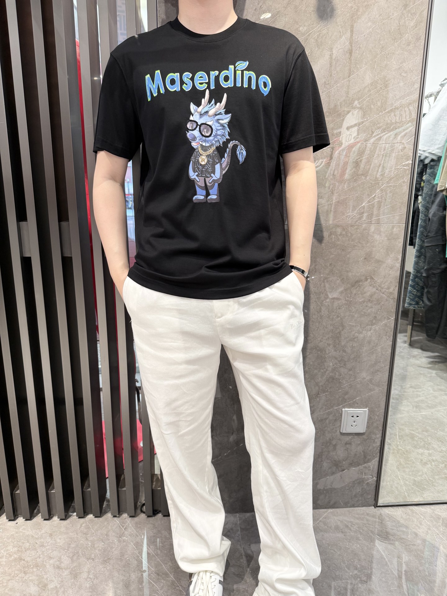 NO:439821,Dino luxury products - brand authentic 2025 latest round neck T-shirt shipment, hot-selling items in Europe and the United States!  Selected Italian imported brands to customize 100% European cotton fabrics!  The brand Xiaolongren logo on the chest is matched with the latest design to highlight fashion!  Number of codes 48-56 (model 180/wear 50, with Hong Kong Lane Crawford gift box packaging), tees, t-shirt, alexander wang19860909Dino奢品-品牌正品2025最新圆领T恤出货 欧美热销单品！精选意大利进口品牌定制百分百欧货棉面料！胸前的品牌小龙人标志搭配最新的设计,彰显时尚 ！码数48-56（模特180/穿50,配香港连卡佛礼盒包装）,,tees，t-shirt,alexander wang,Men's clothing