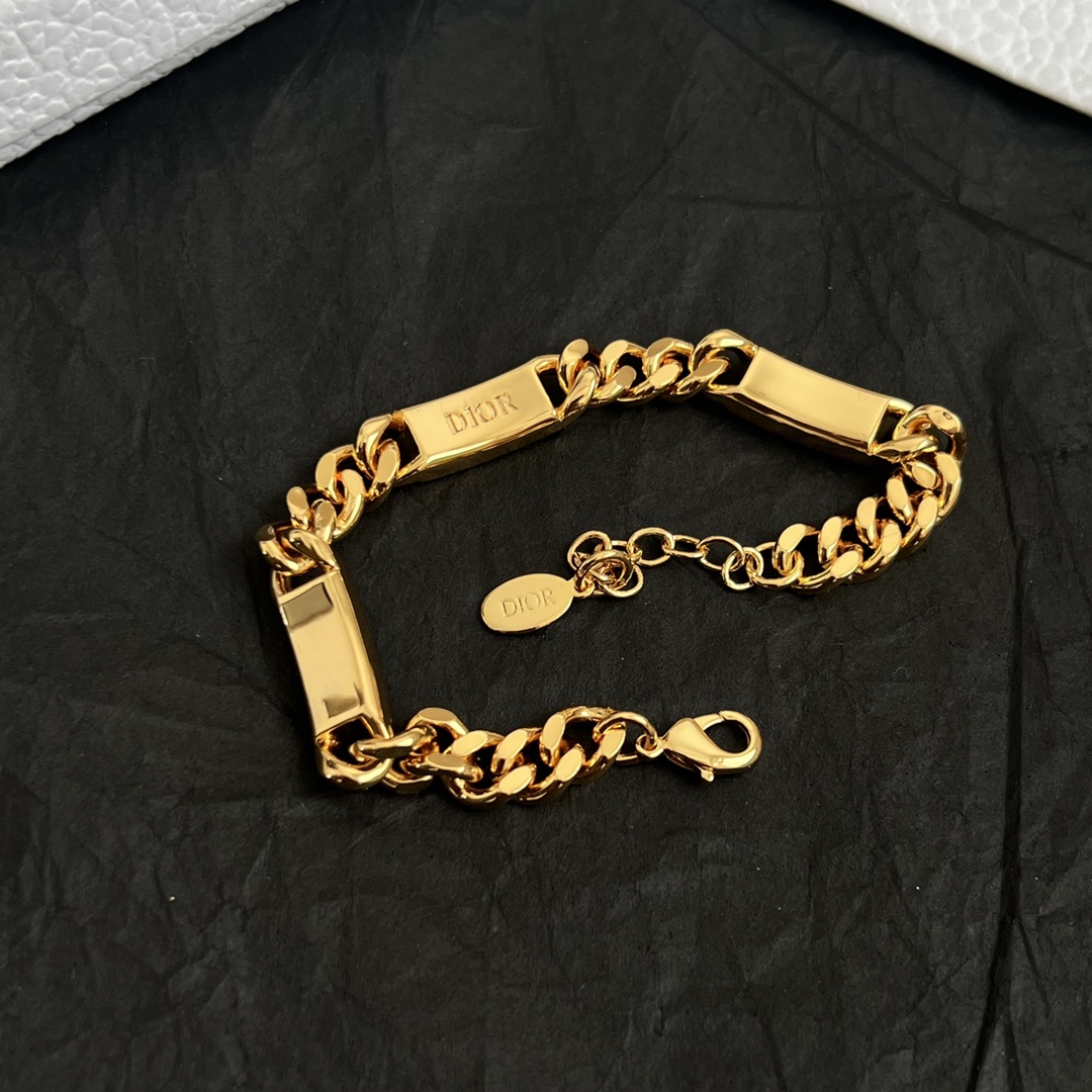  👑Dior 迪奥  手链 精选原版一致 黄铜材质 甜美气质高雅。
码数：17-21厘米