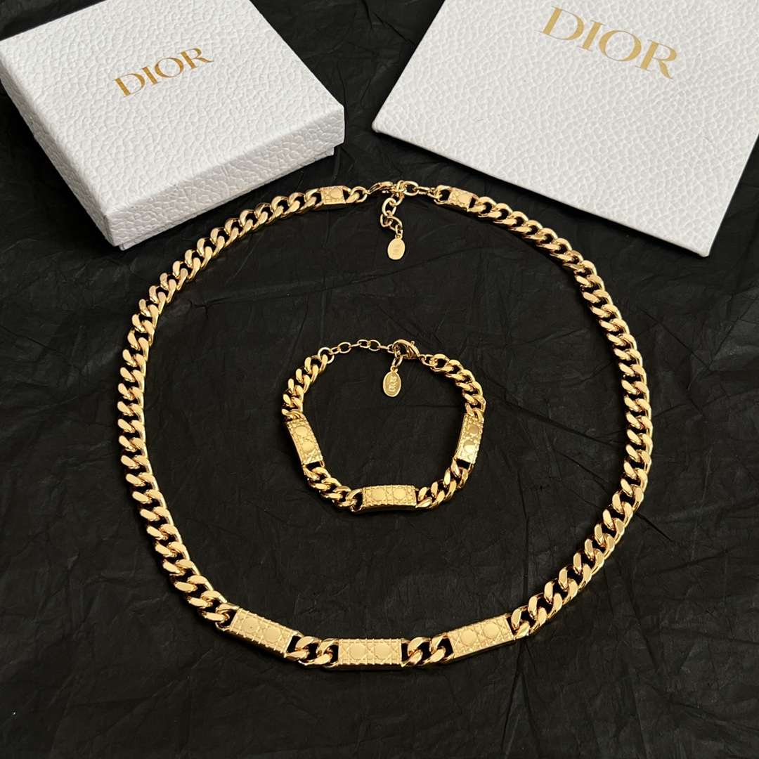  👑Dior 迪奥  手链 精选原版一致 黄铜材质 甜美气质高雅。
码数：17-21厘米