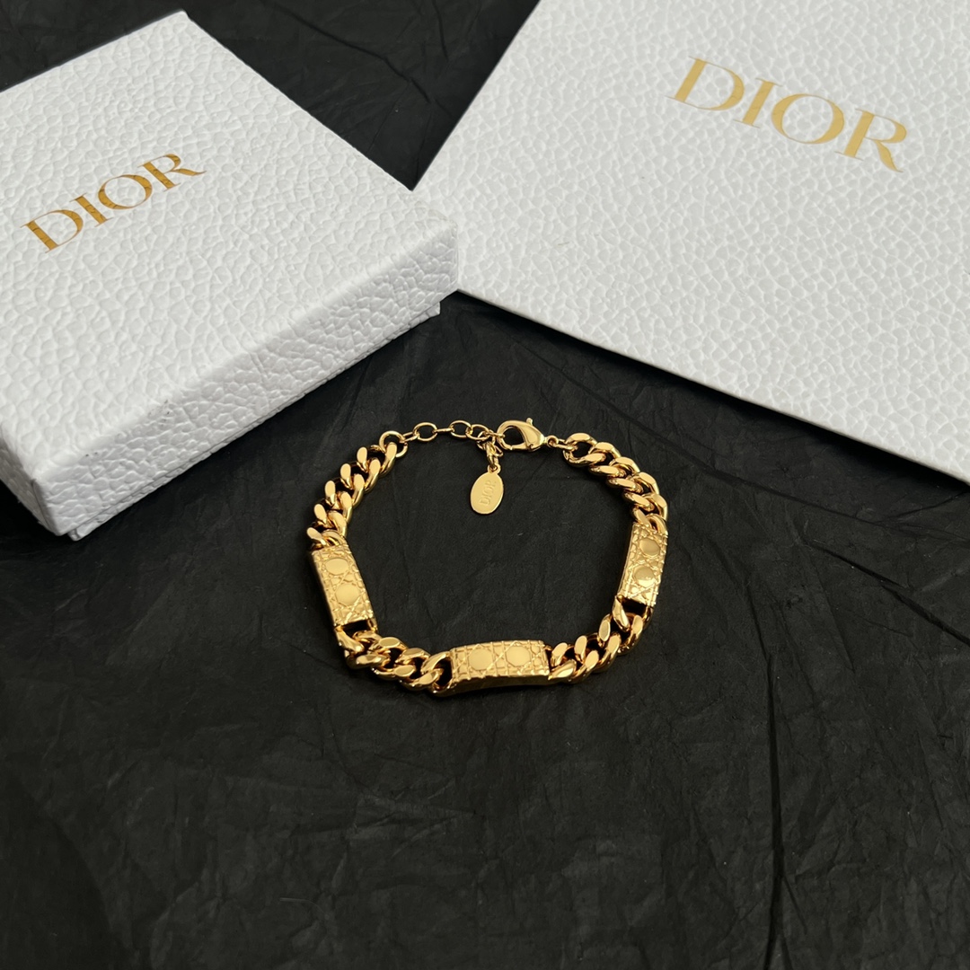  👑Dior 迪奥  手链 精选原版一致 黄铜材质 甜美气质高雅。
码数：17-21厘米