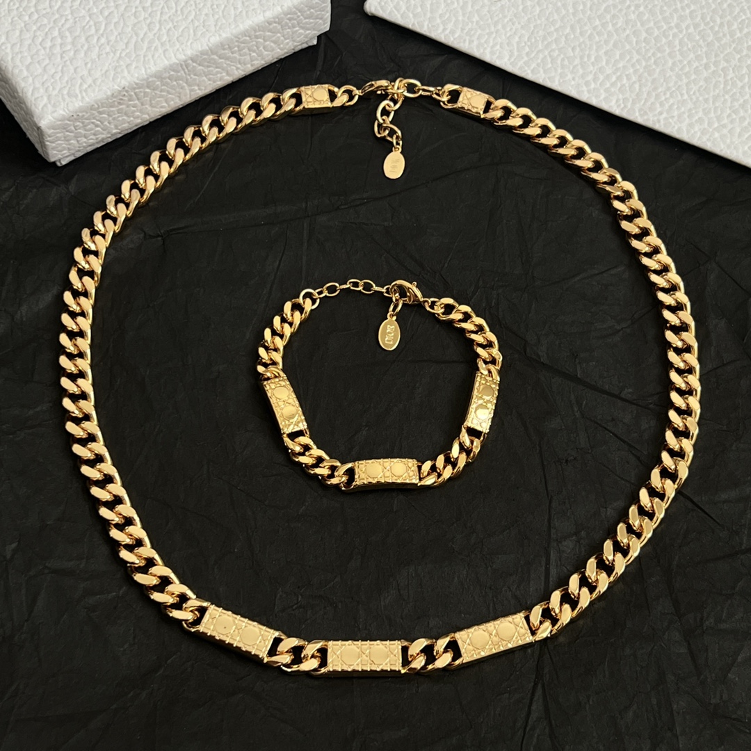  👑Dior 迪奥  手链 精选原版一致 黄铜材质 甜美气质高雅。
码数：17-21厘米