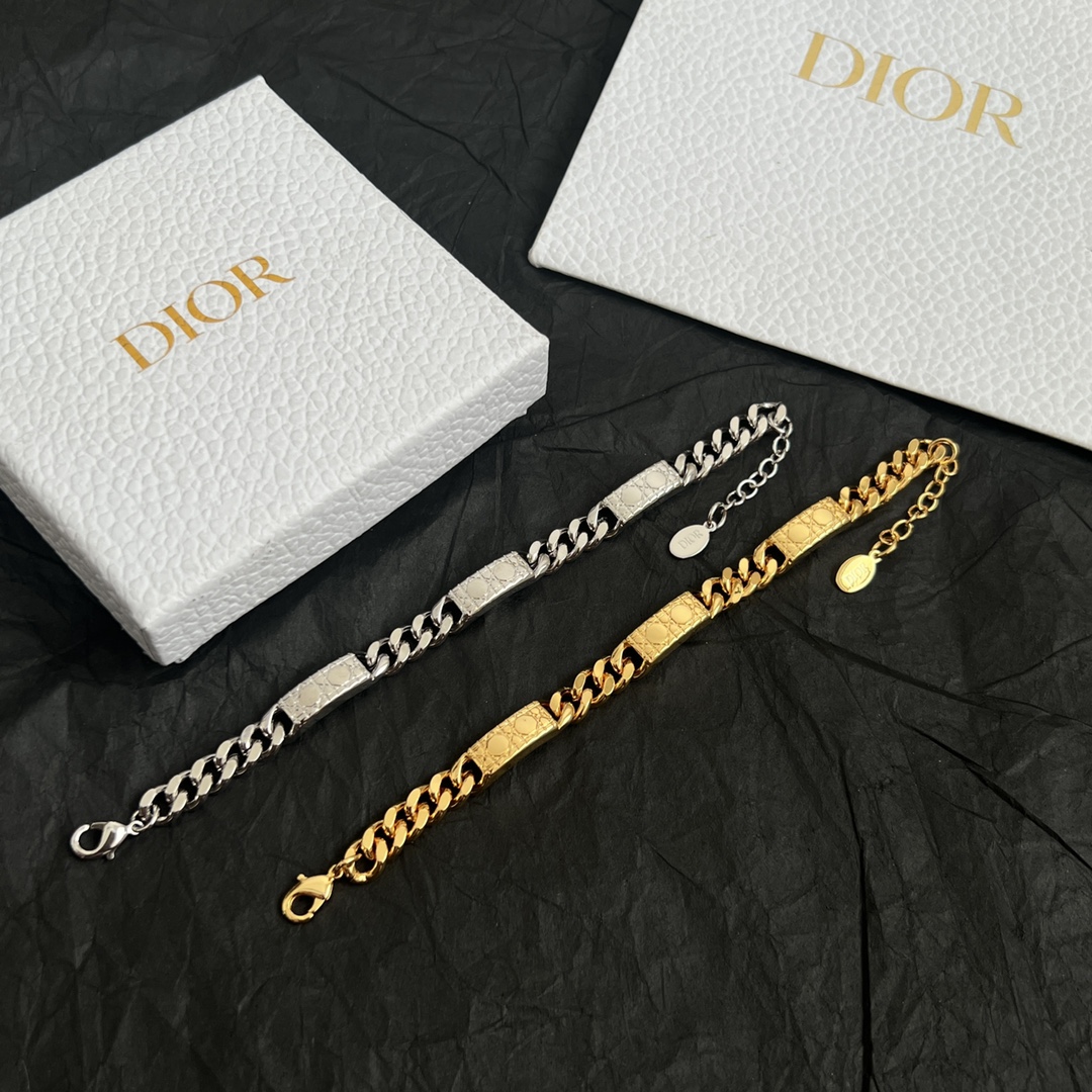  👑Dior 迪奥  手链 精选原版一致 黄铜材质 甜美气质高雅。
码数：17-21厘米