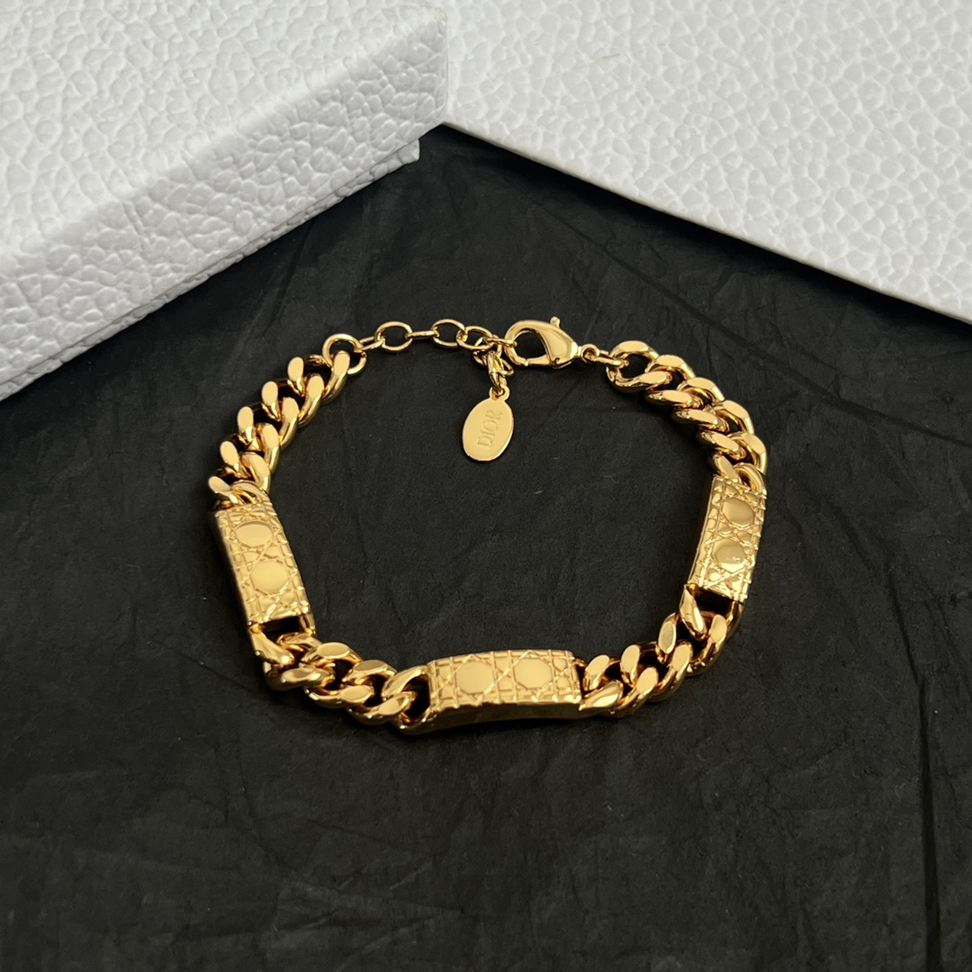  👑Dior 迪奥  手链 精选原版一致 黄铜材质 甜美气质高雅。
码数：17-21厘米