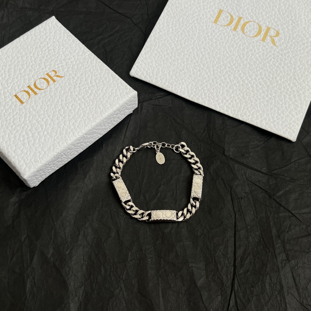  👑Dior 迪奥  手链 精选原版一致 黄铜材质 甜美气质高雅。
码数：17-21厘米