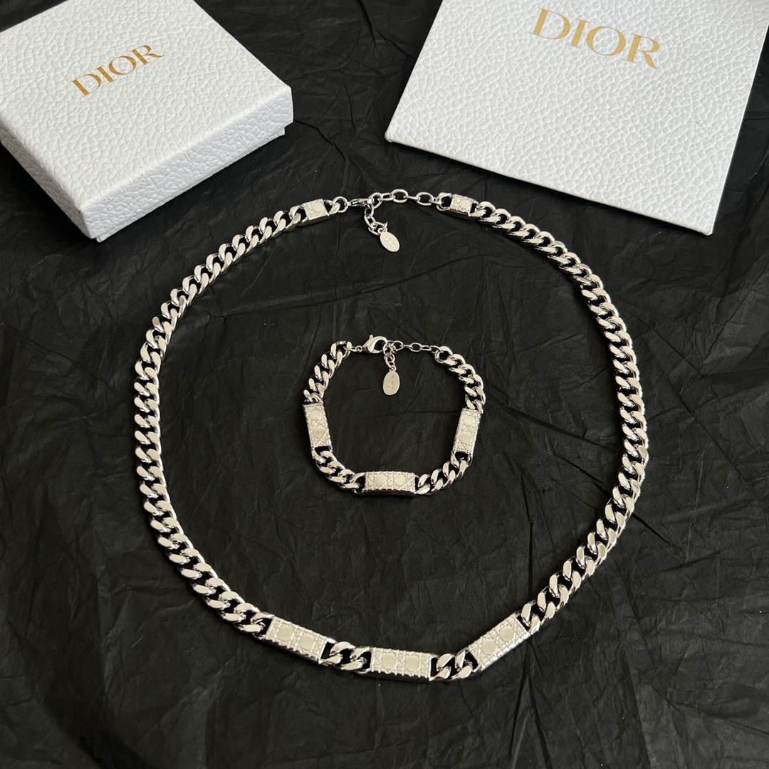  👑Dior 迪奥  手链 精选原版一致 黄铜材质 甜美气质高雅。
码数：17-21厘米