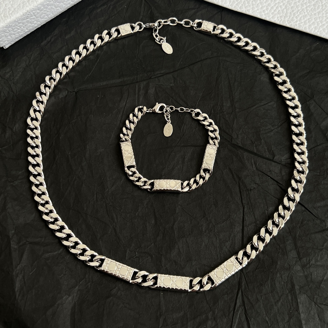 👑Dior 迪奥  手链 精选原版一致 黄铜材质 甜美气质高雅。
码数：17-21厘米