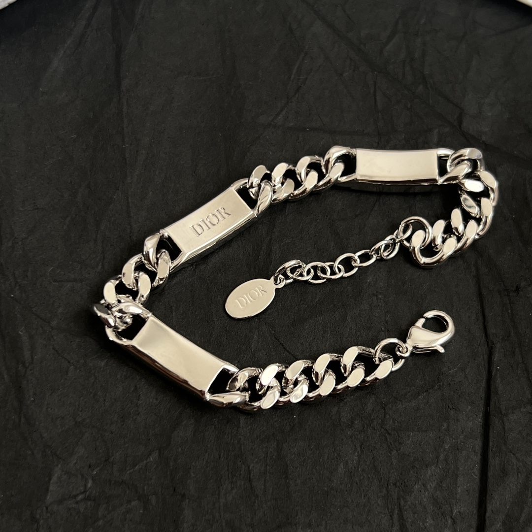  👑Dior 迪奥  手链 精选原版一致 黄铜材质 甜美气质高雅。
码数：17-21厘米