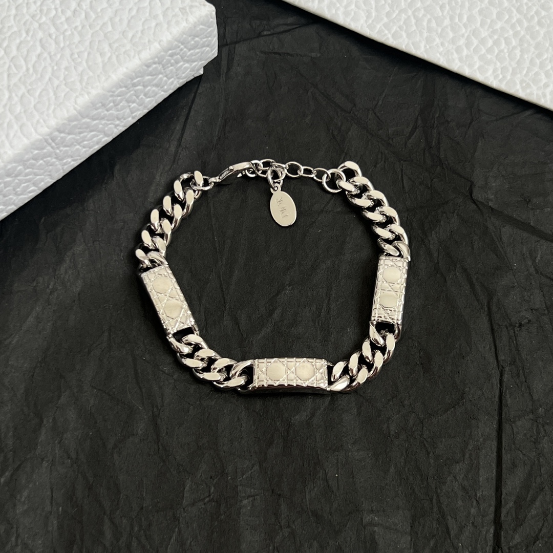 👑Dior 迪奥  手链 精选原版一致 黄铜材质 甜美气质高雅。
码数：17-21厘米