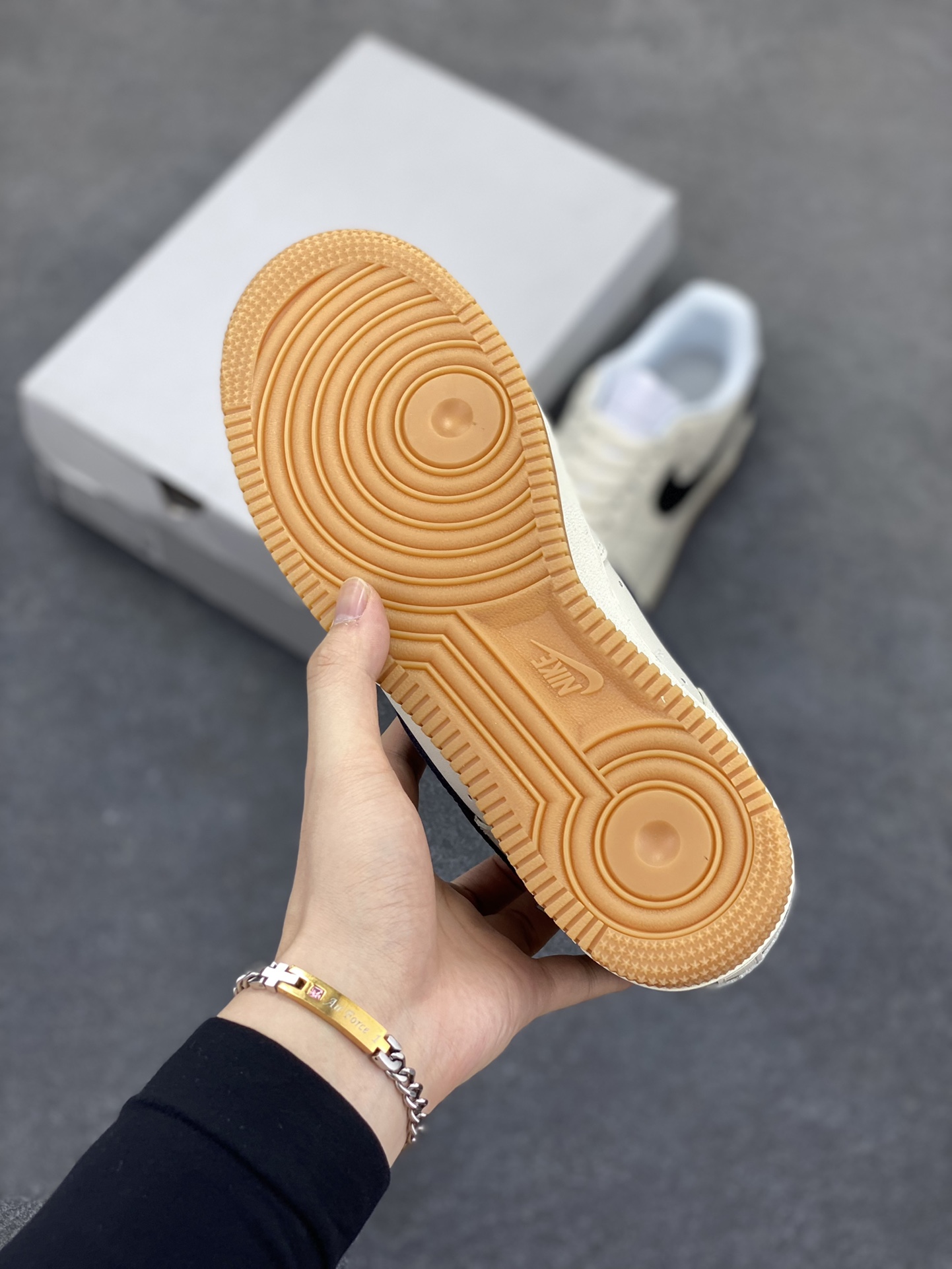 图片[5]-Nike Air Force 1 Low 空军一号低帮百搭休闲运动板鞋。柔软、弹性十足的缓震性能和出色的中底设计，横跨复古与现代的外型结合，造就出风靡全球三十多年的Force 1，直到今天还深受青睐。 货号：DJ2739-100 尺码：36 36.5 37.5 38 38.5 39 40 40.5 41 42 42.5 43 44 44.5 45-选品中心