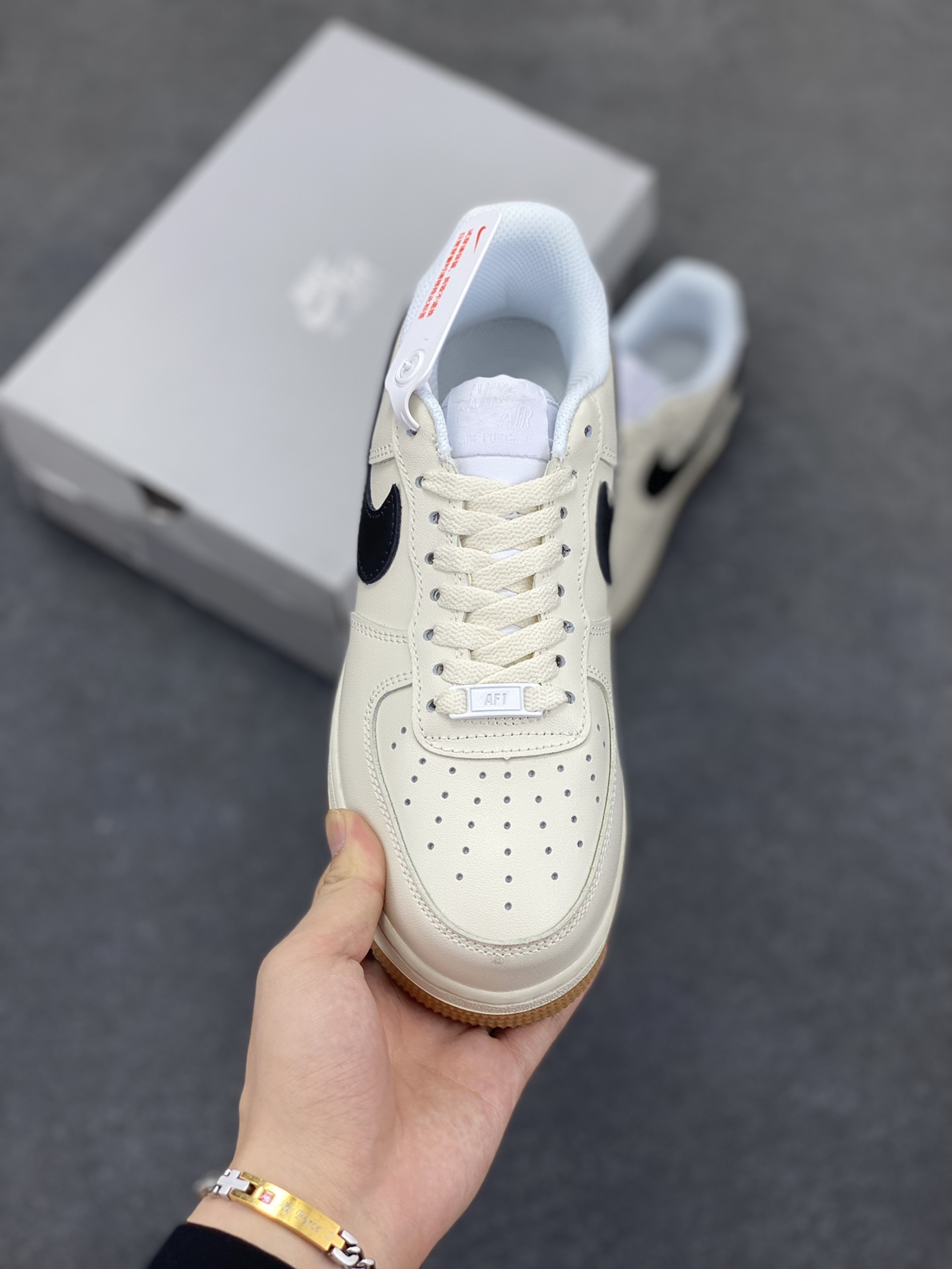 图片[2]-Nike Air Force 1 Low 空军一号低帮百搭休闲运动板鞋。柔软、弹性十足的缓震性能和出色的中底设计，横跨复古与现代的外型结合，造就出风靡全球三十多年的Force 1，直到今天还深受青睐。 货号：DJ2739-100 尺码：36 36.5 37.5 38 38.5 39 40 40.5 41 42 42.5 43 44 44.5 45-选品中心